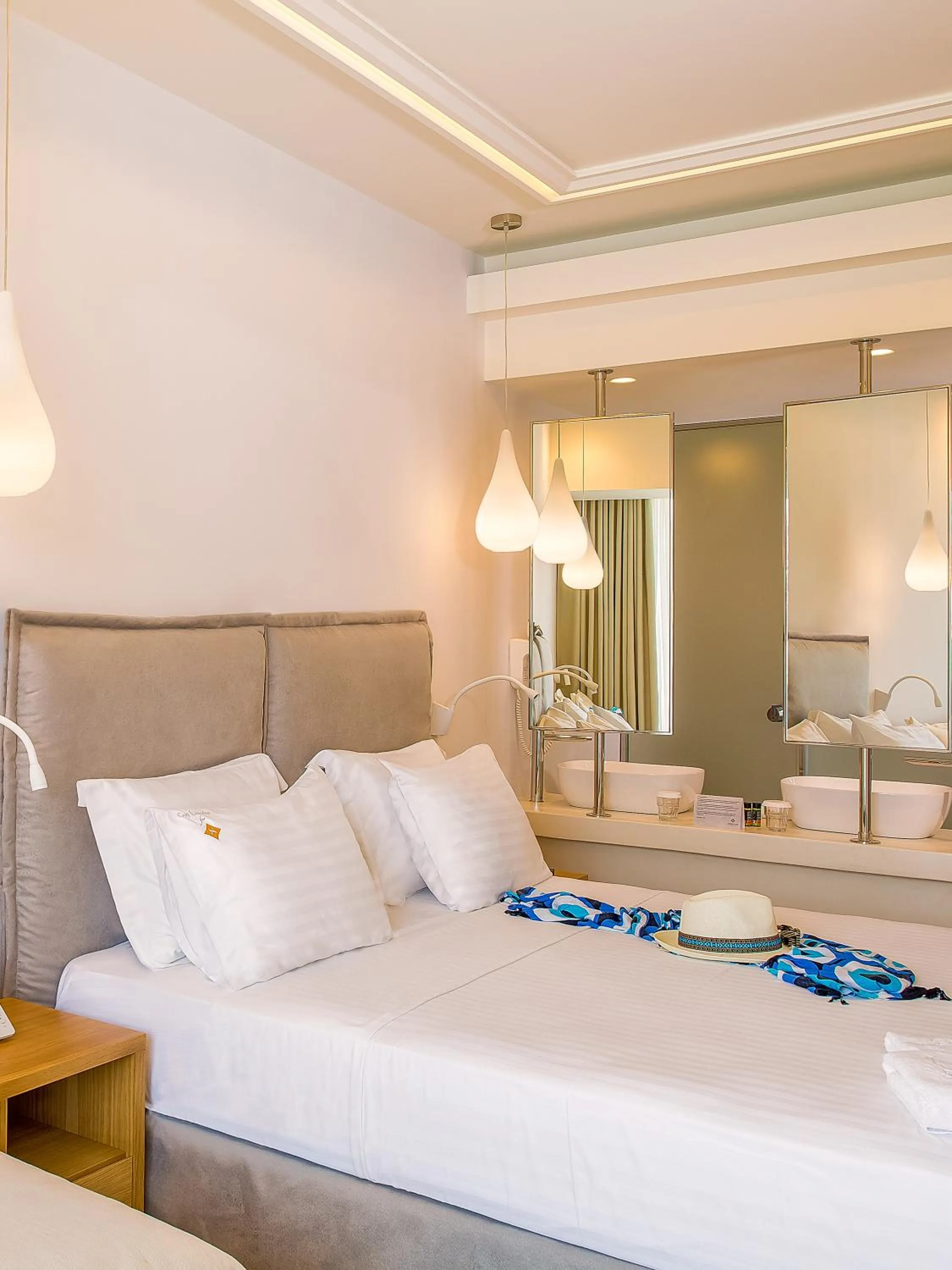 Shower, Bed in Samian Mare Hotel, Suites & Spa