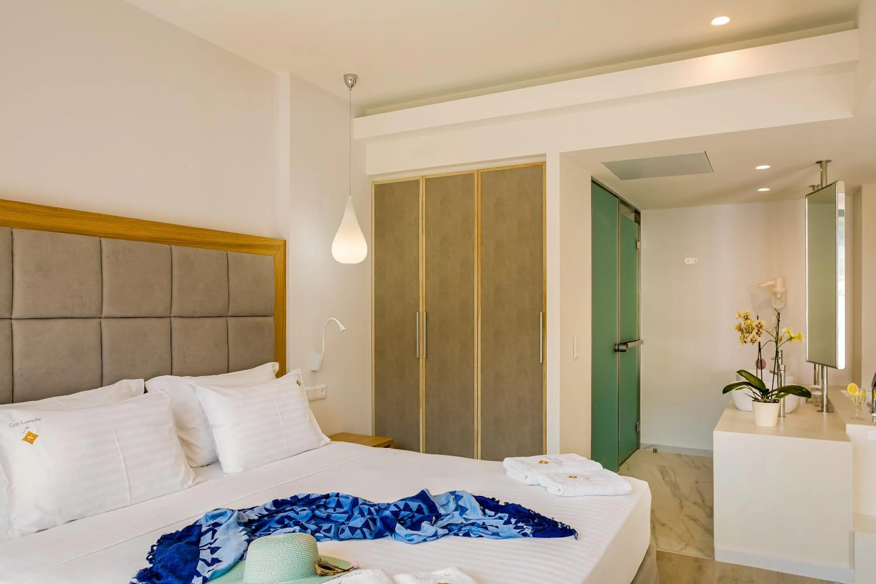 Shower, Bed in Samian Mare Hotel, Suites & Spa