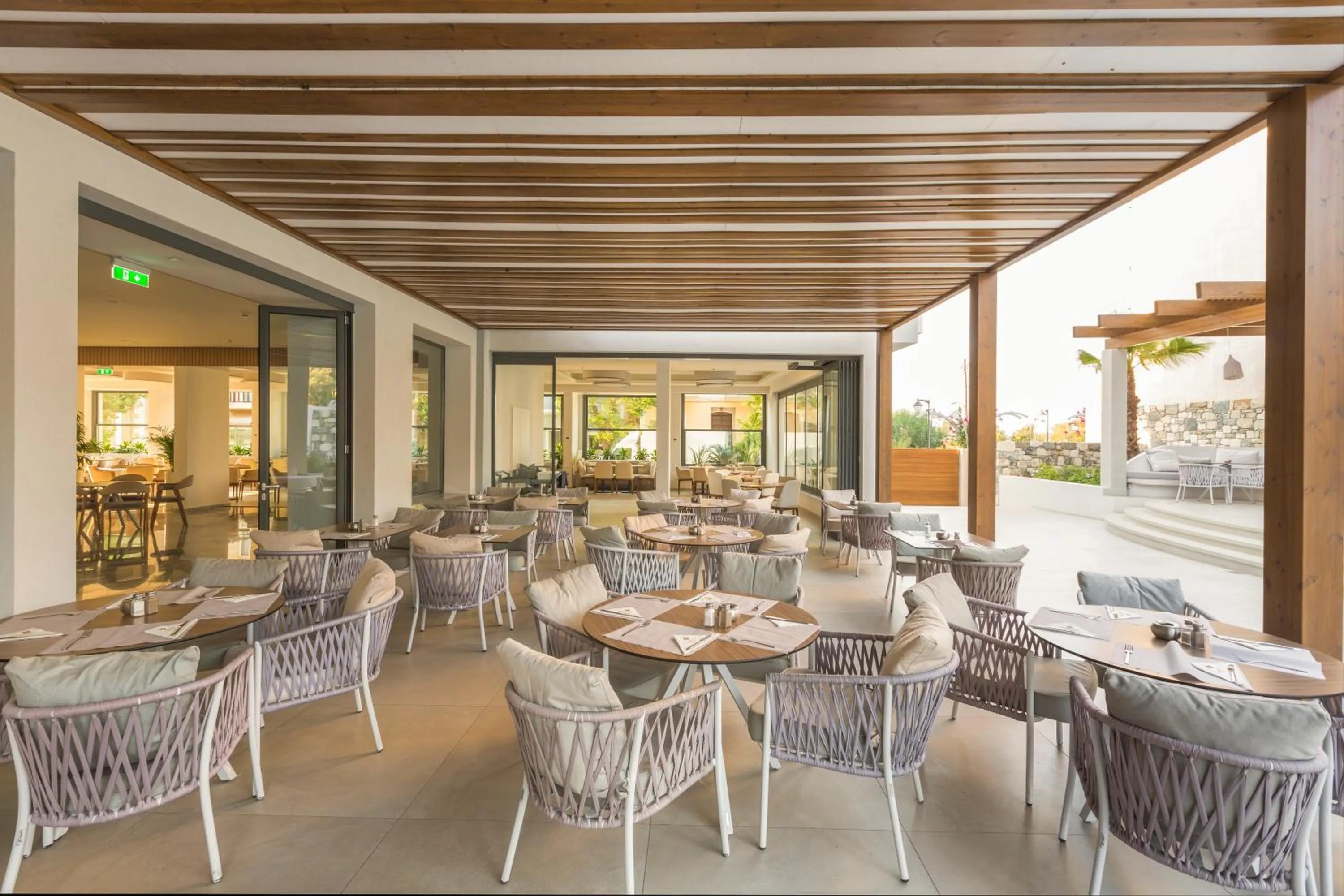 Restaurant/places to eat in Samian Mare Hotel, Suites & Spa