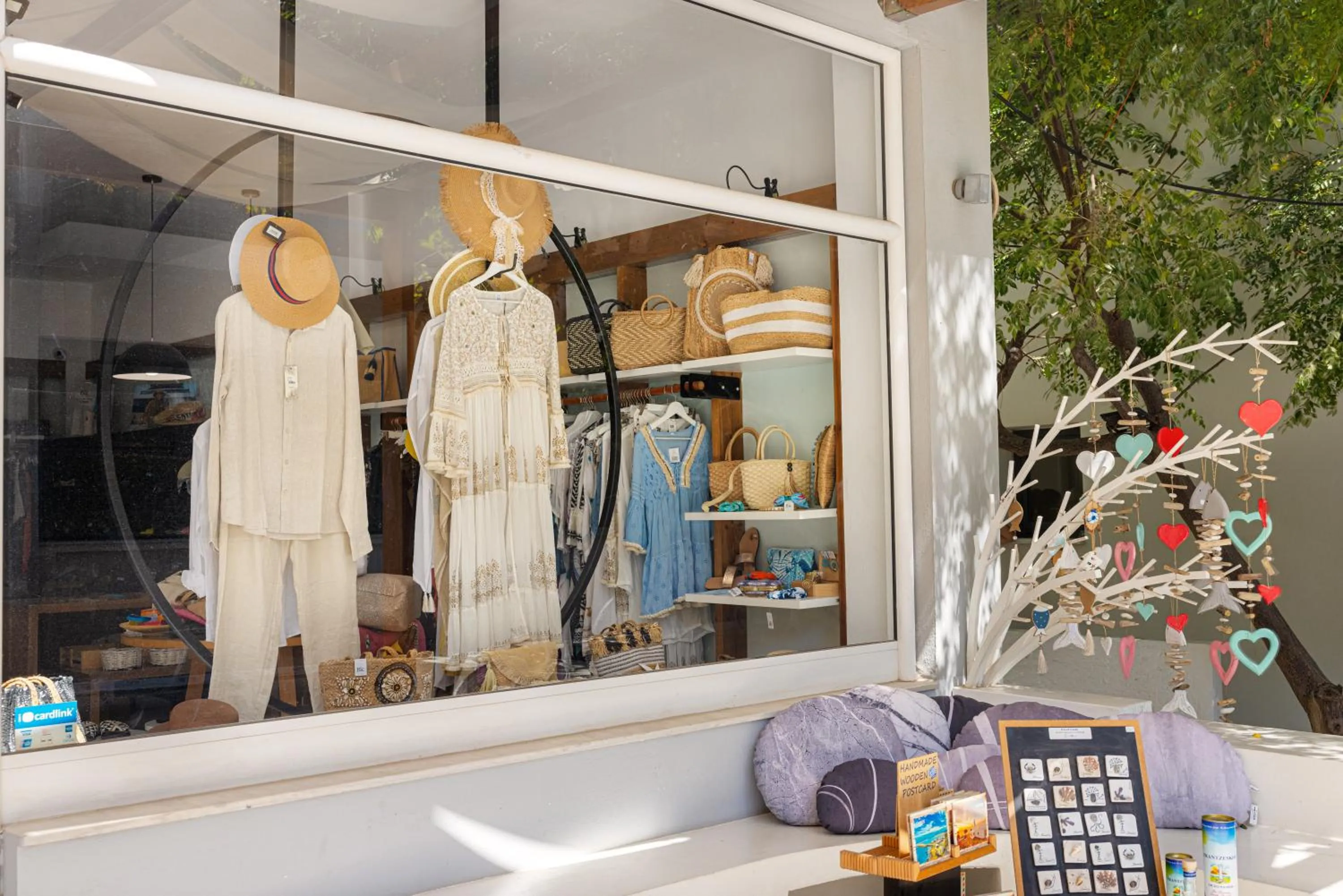 On-site shops in Samian Mare Hotel, Suites & Spa