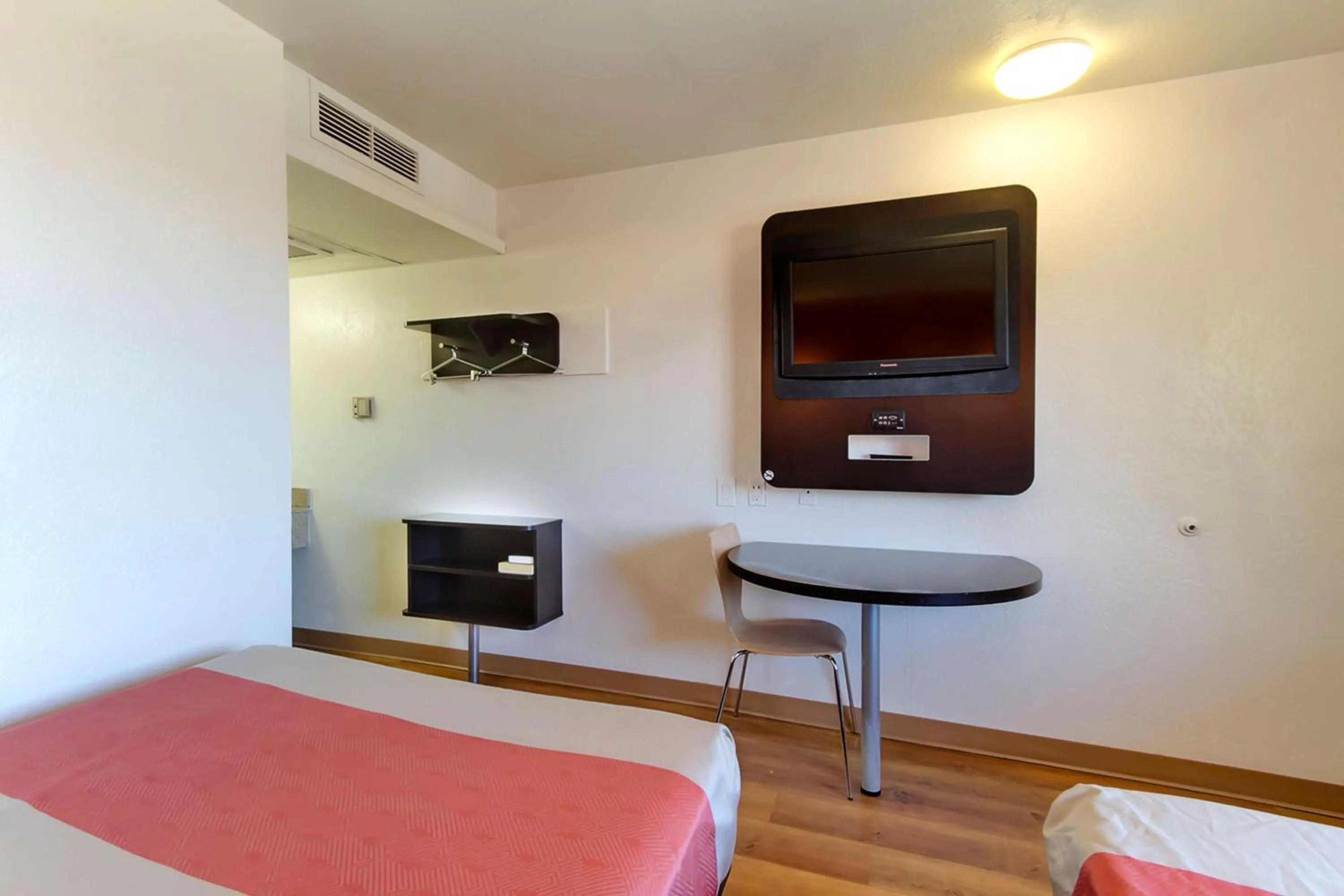 Photo of the whole room, Bed in Motel 6 Capitol Heights, MD - Washington