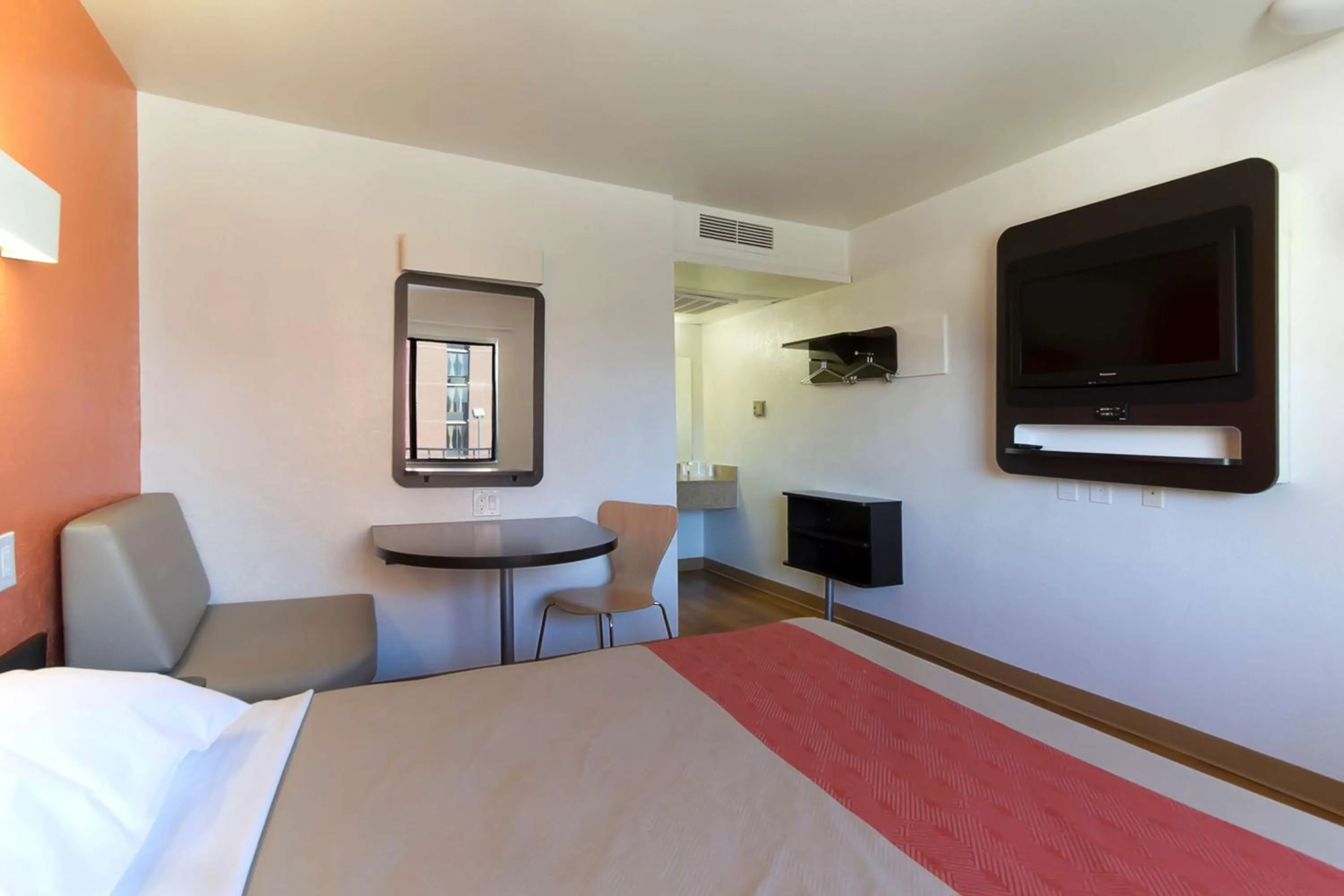 Photo of the whole room, Bed in Motel 6 Capitol Heights, MD - Washington