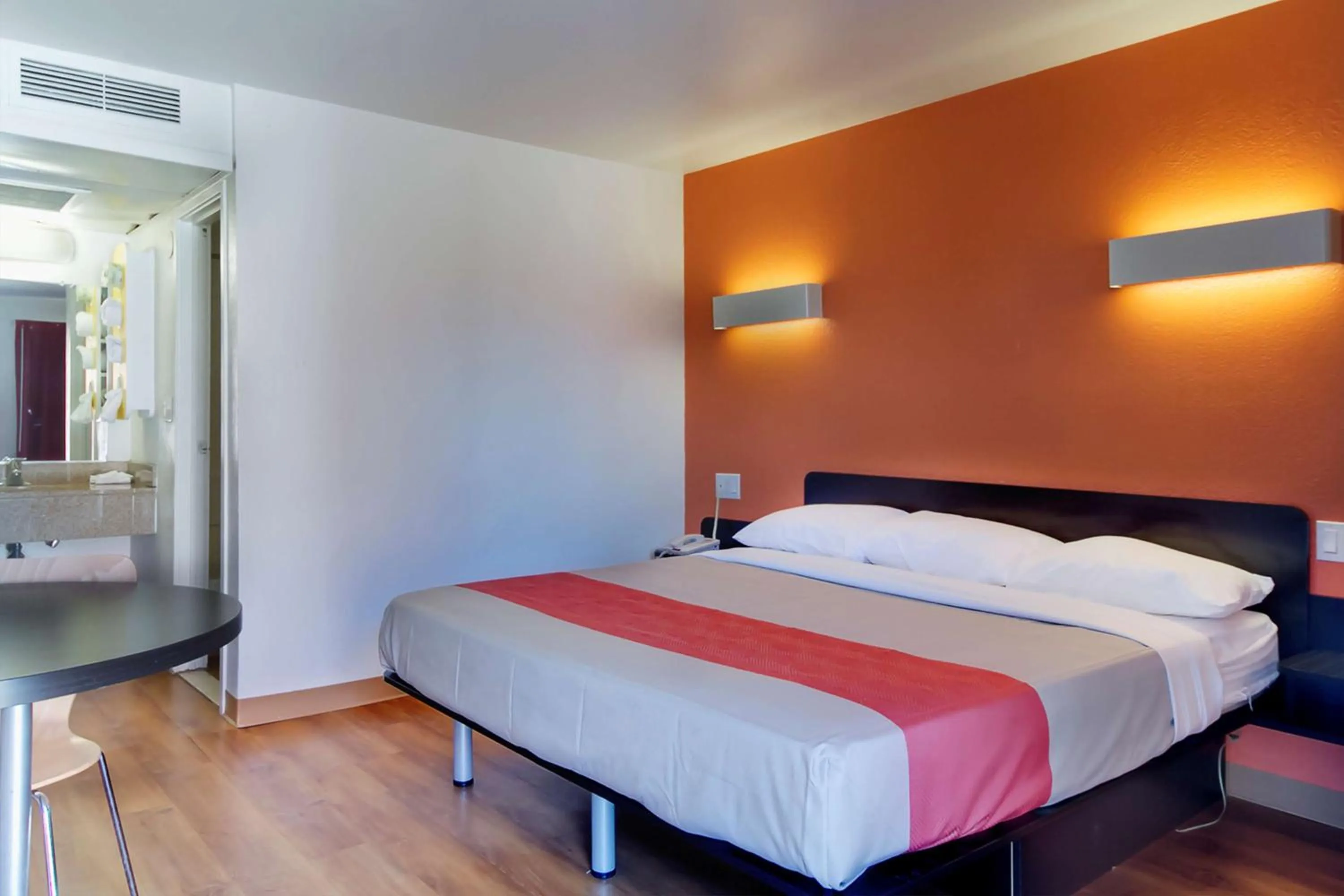 Photo of the whole room, Bed in Motel 6 Capitol Heights, MD - Washington