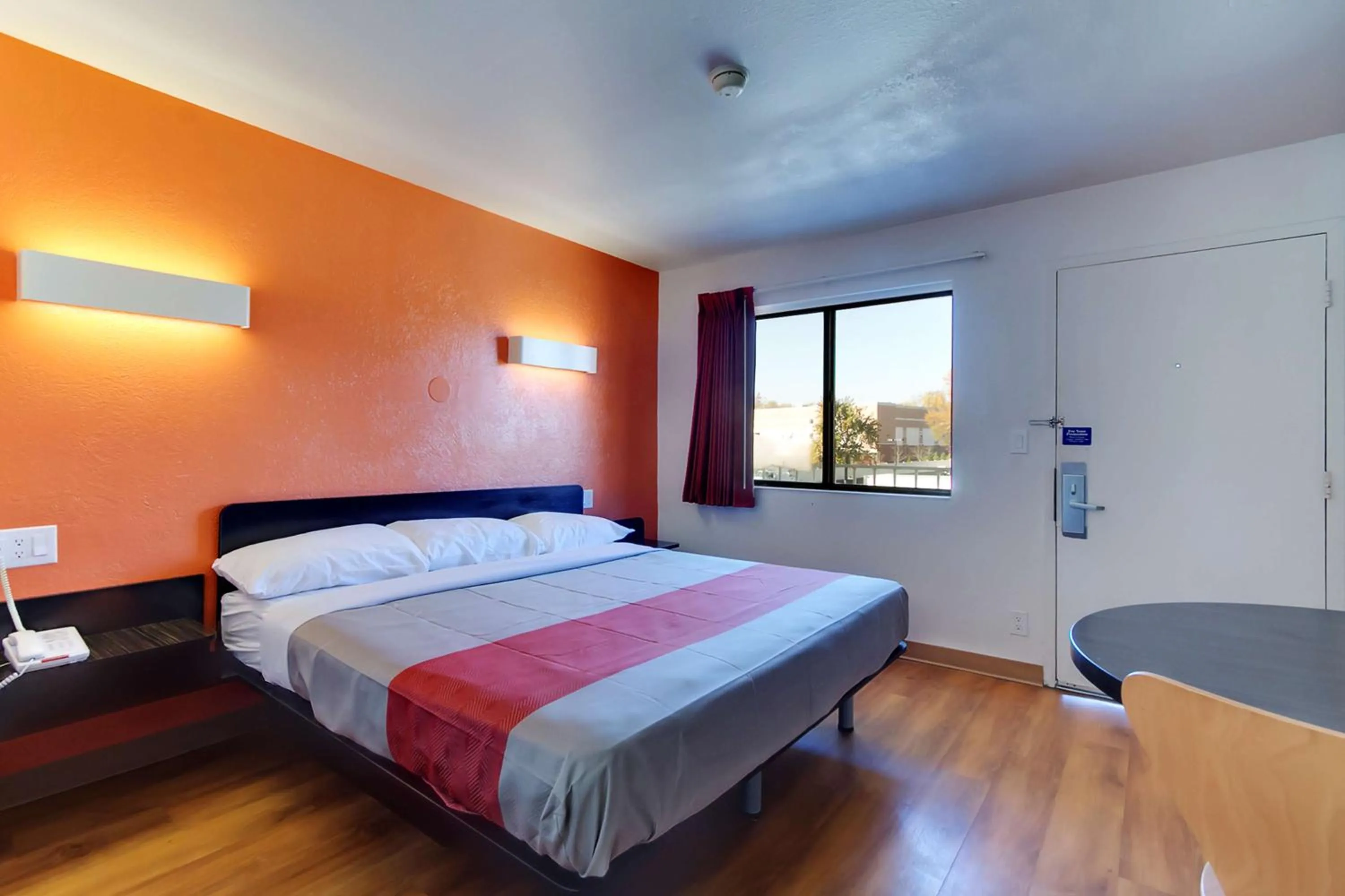 Photo of the whole room, Bed in Motel 6 Capitol Heights, MD - Washington