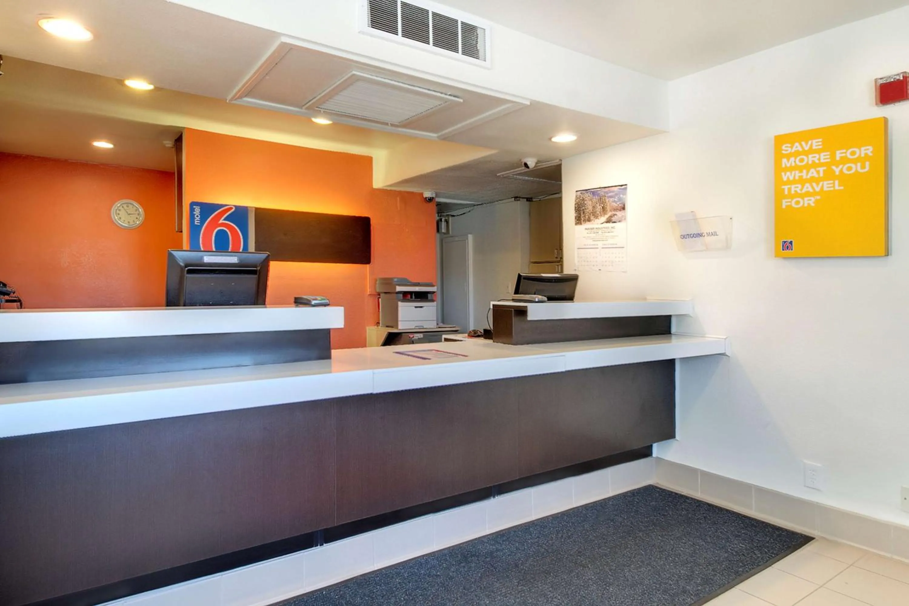 Lobby or reception in Motel 6 Capitol Heights, MD - Washington