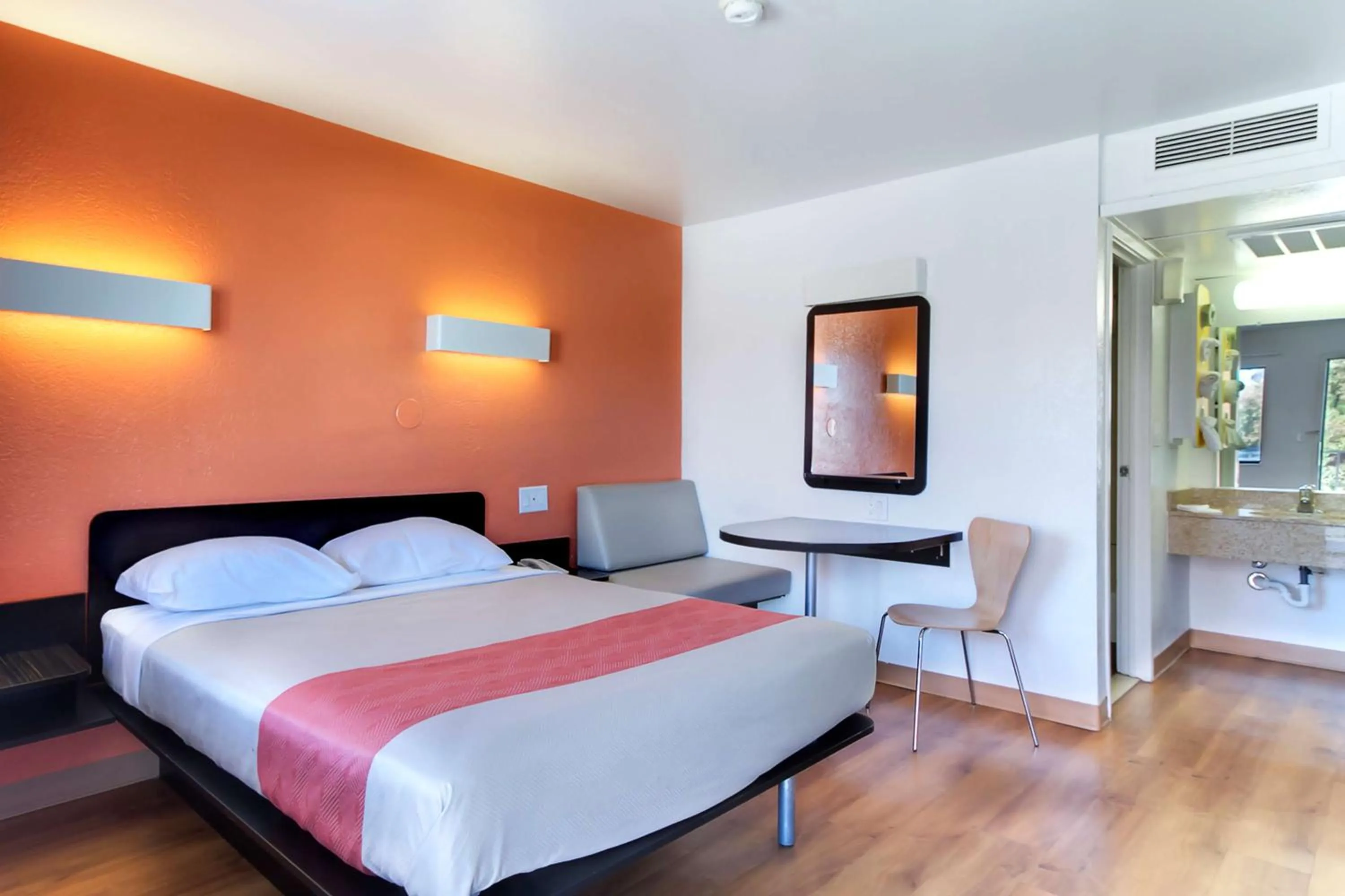 Photo of the whole room, Bed in Motel 6 Capitol Heights, MD - Washington