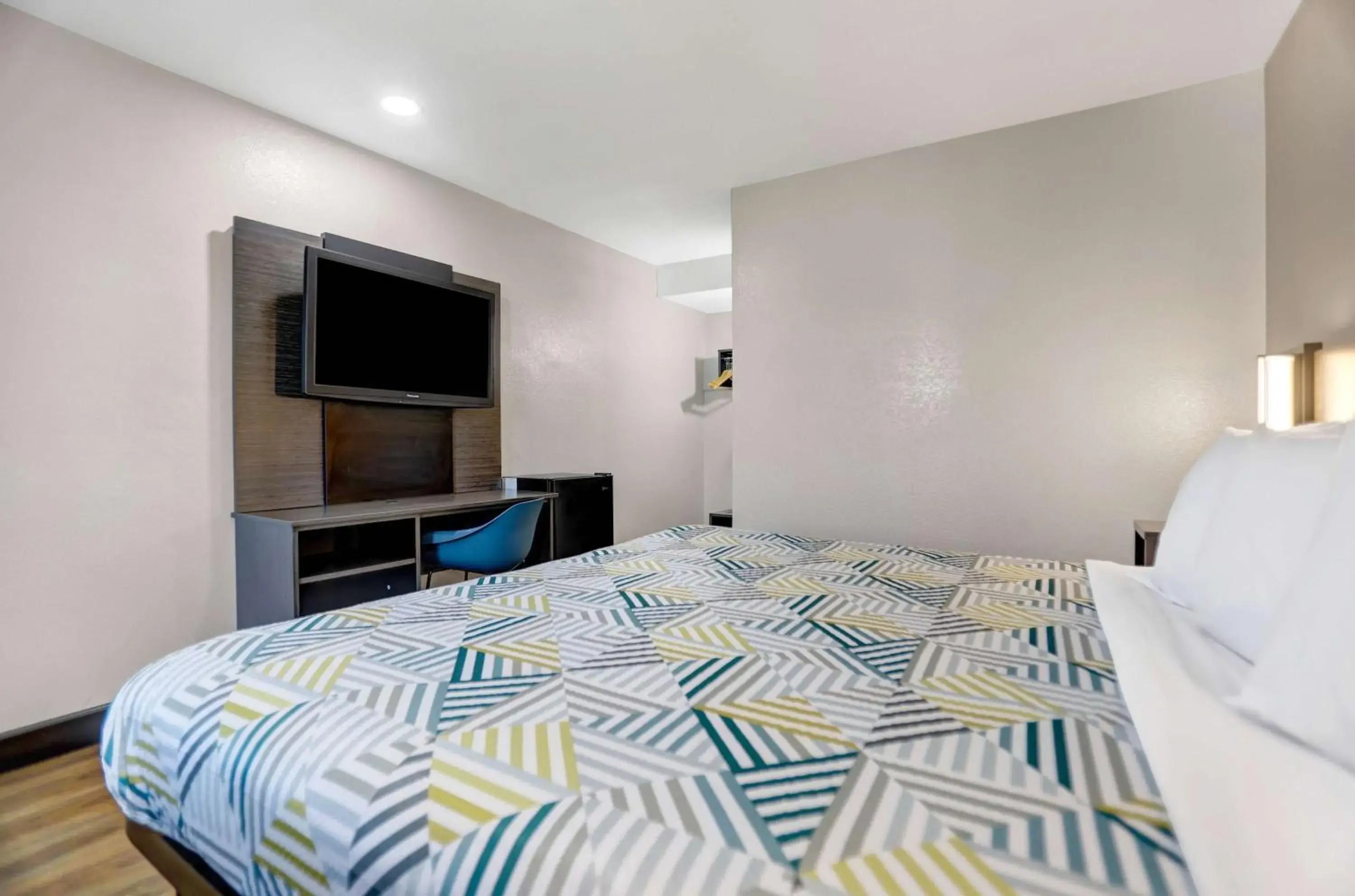 Bedroom, Bed in Motel 6 San Bernardino, CA - North