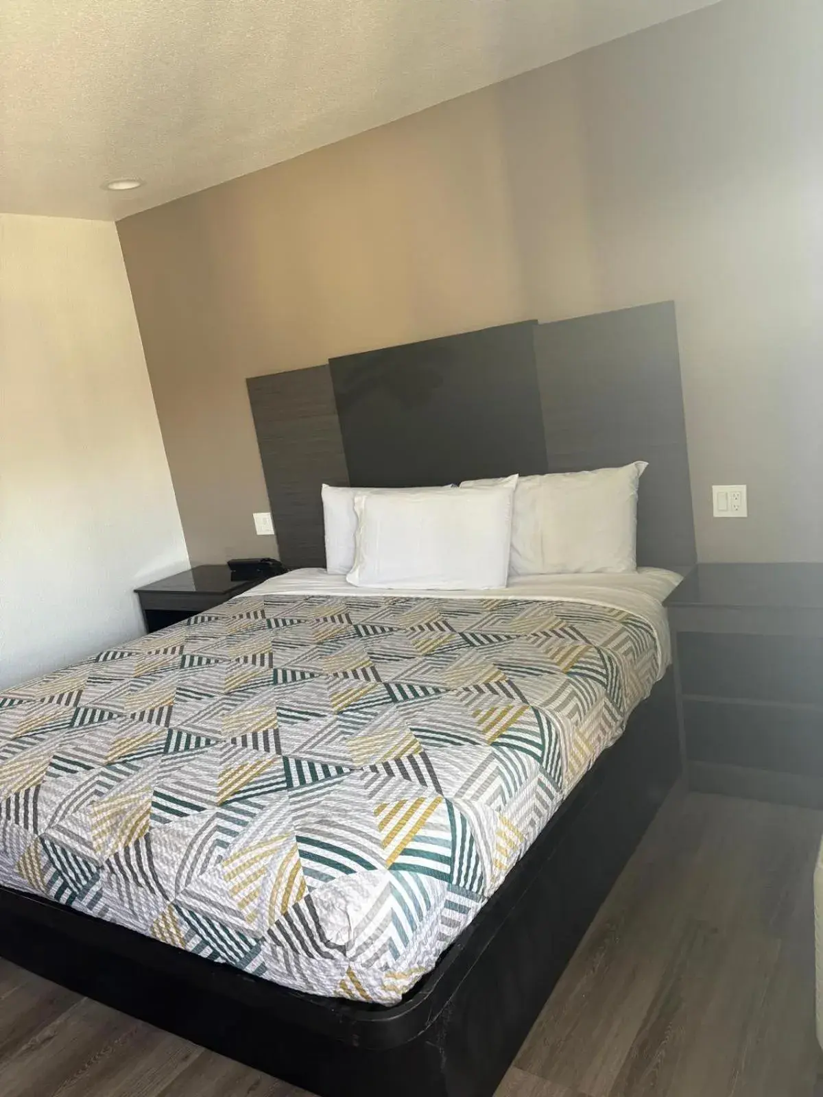 Deluxe King Room - single occupancy - Non-Smoking in Motel 6-San Bernardino, CA - North Deluxe King Room - single occupancy - Non-Smoking in Motel 6-San Bernardino, CA - North
