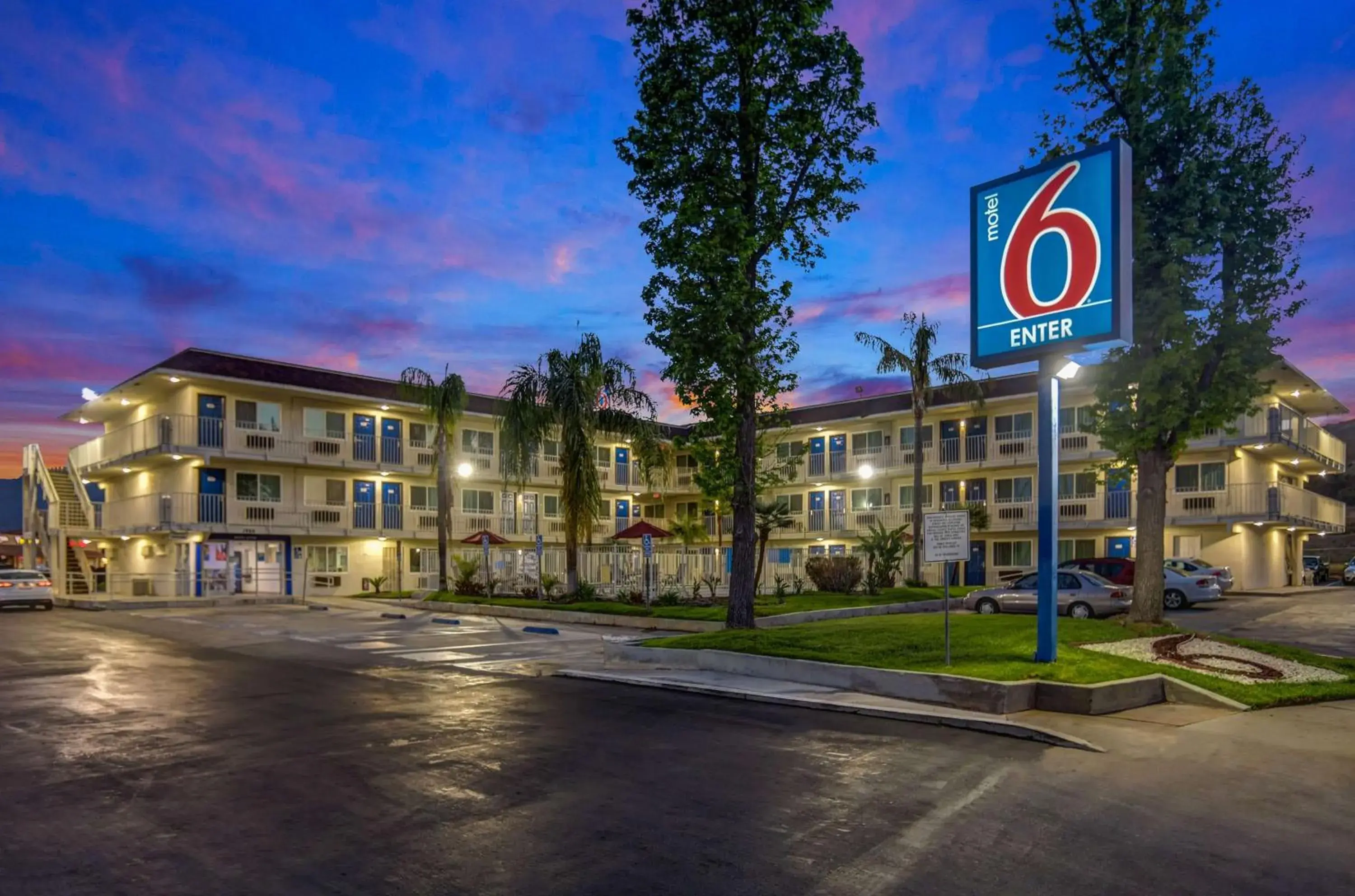 Property Building in Motel 6 San Bernardino, CA - North