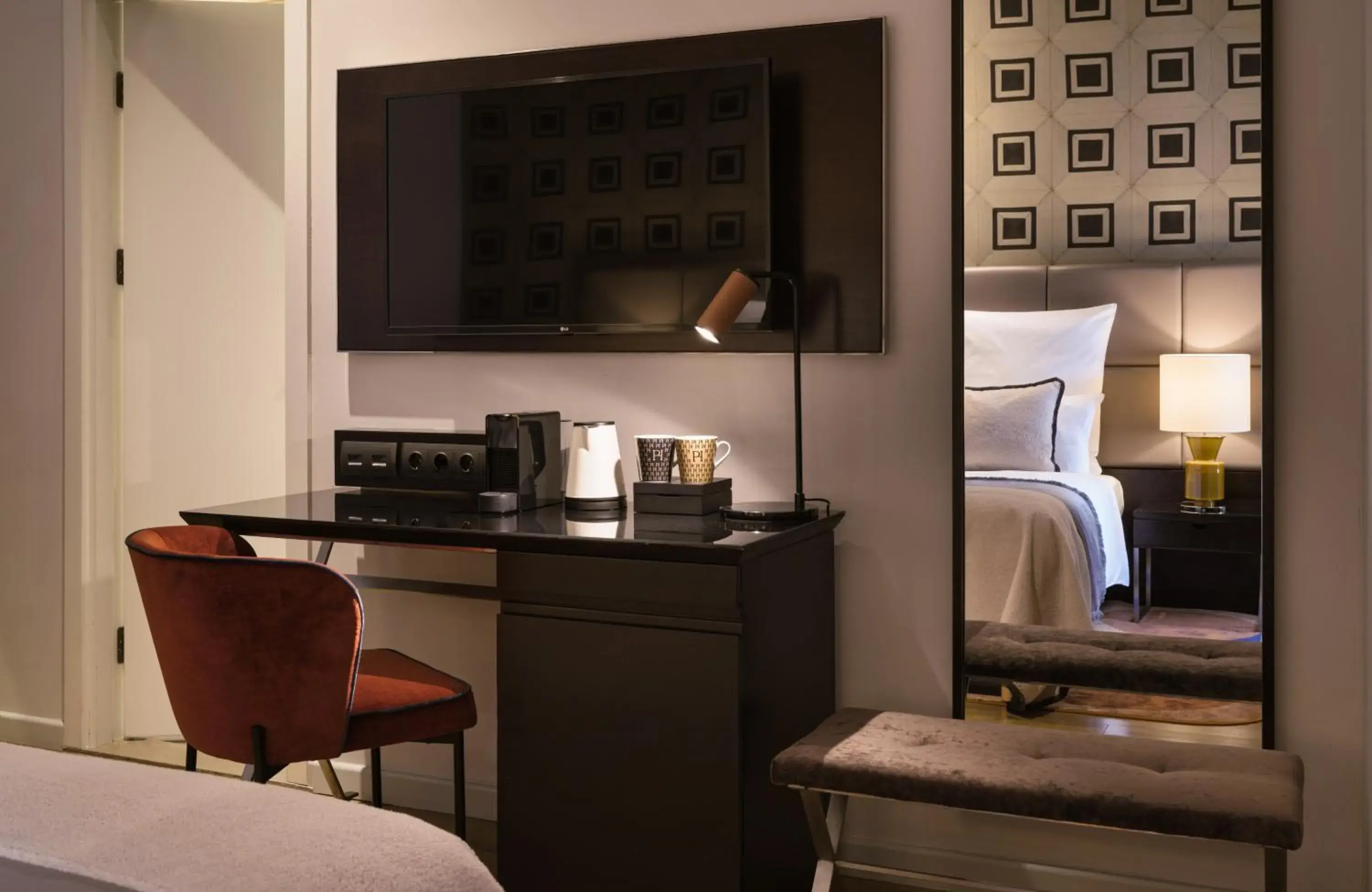 TV and multimedia, Bed in The Posthouse Berlin Potsdamer Platz- Leonardo Limited Edition TV and multimedia, Bed in The Posthouse Berlin Potsdamer Platz- Leonardo Limited Edition