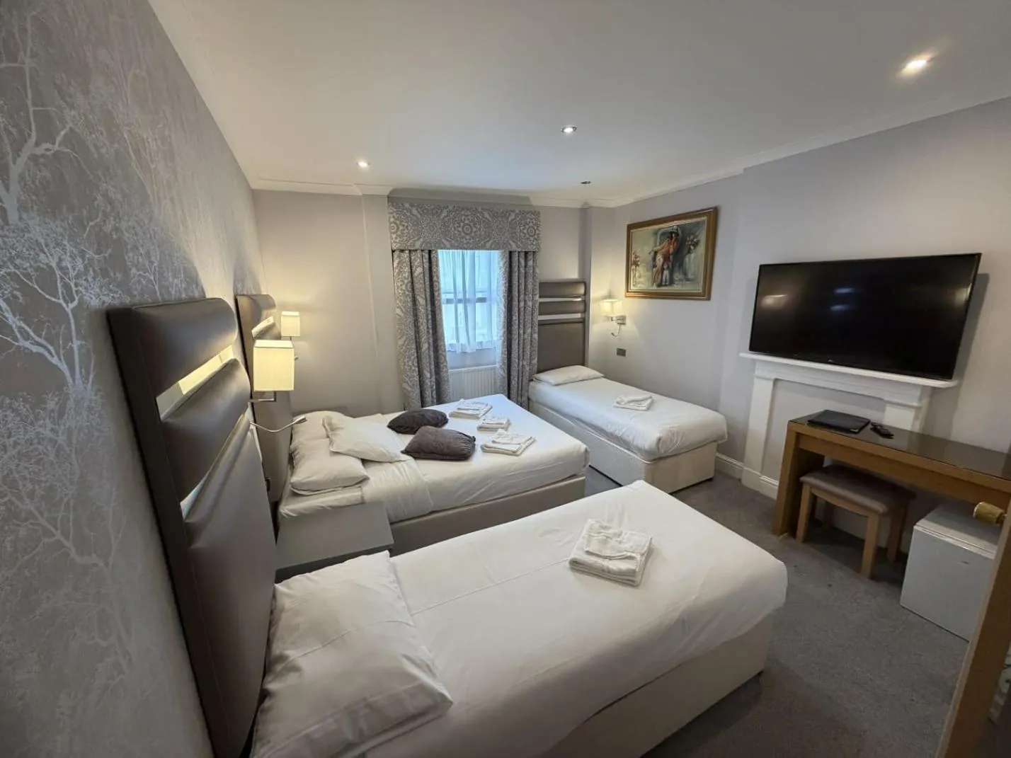 TV and multimedia, Bed in Admiral Hotel at Park Avenue