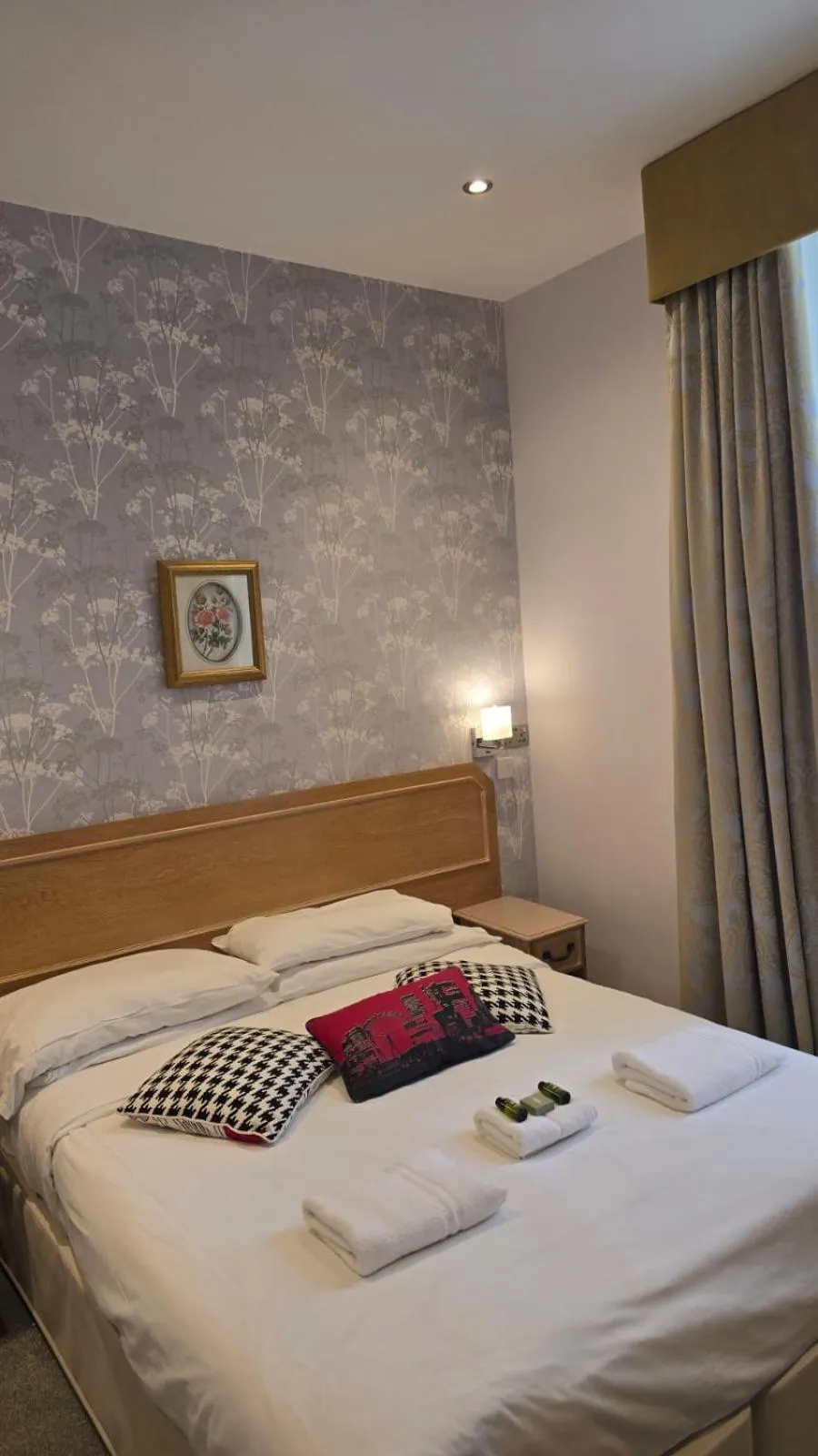 Bedroom, Bed in Admiral Hotel at Park Avenue