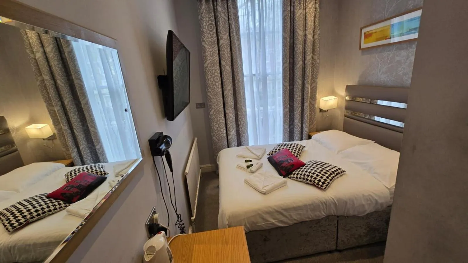 TV and multimedia, Bed in Admiral Hotel at Park Avenue