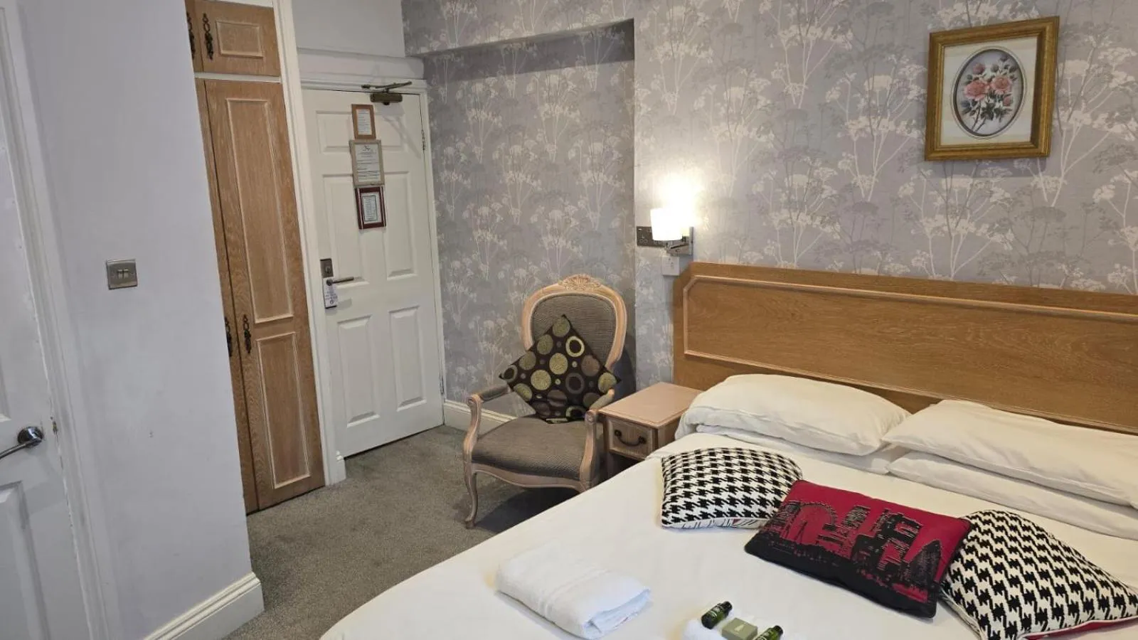 Bedroom, Bed in Admiral Hotel at Park Avenue