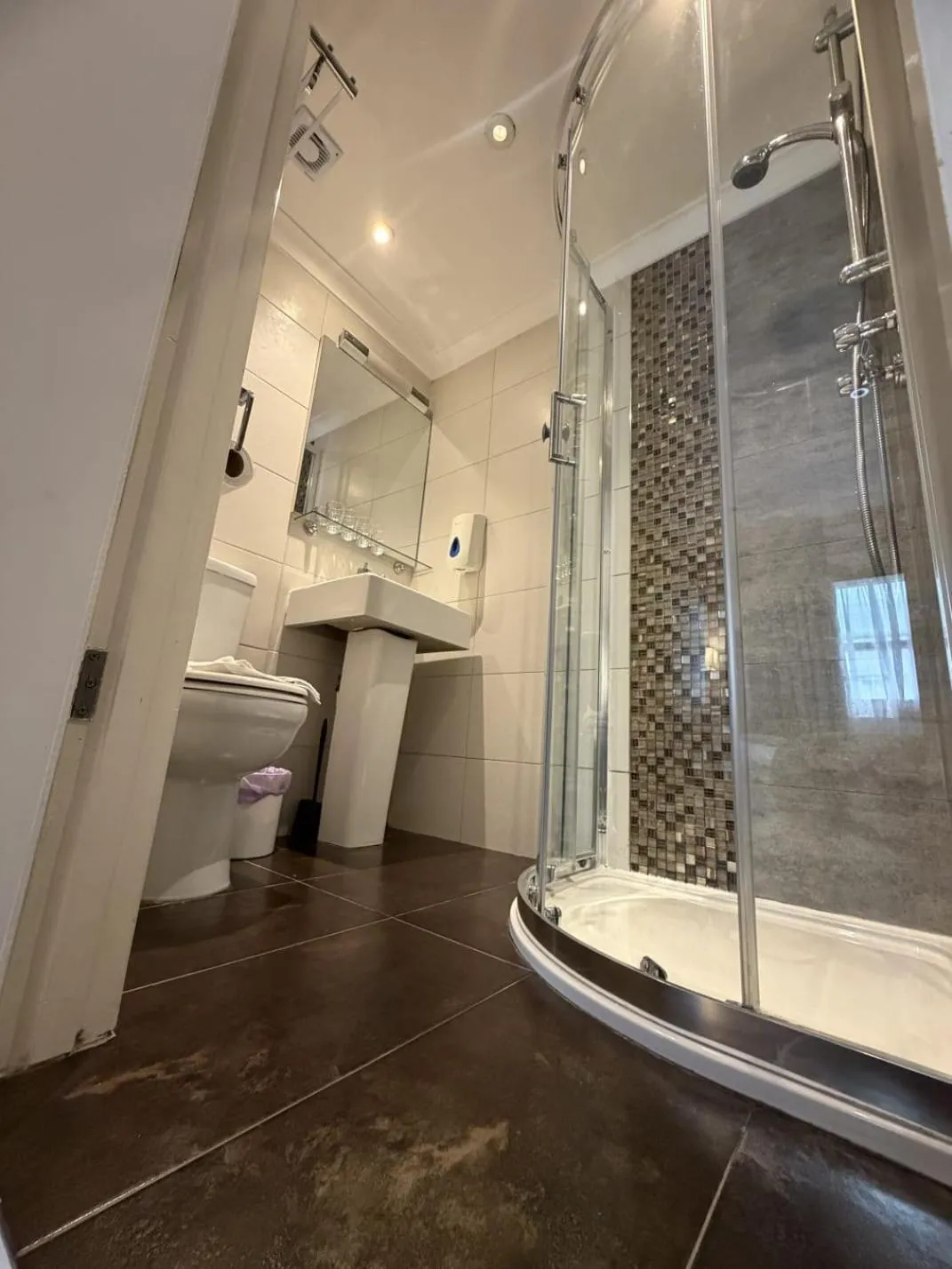 Shower in Admiral Hotel at Park Avenue