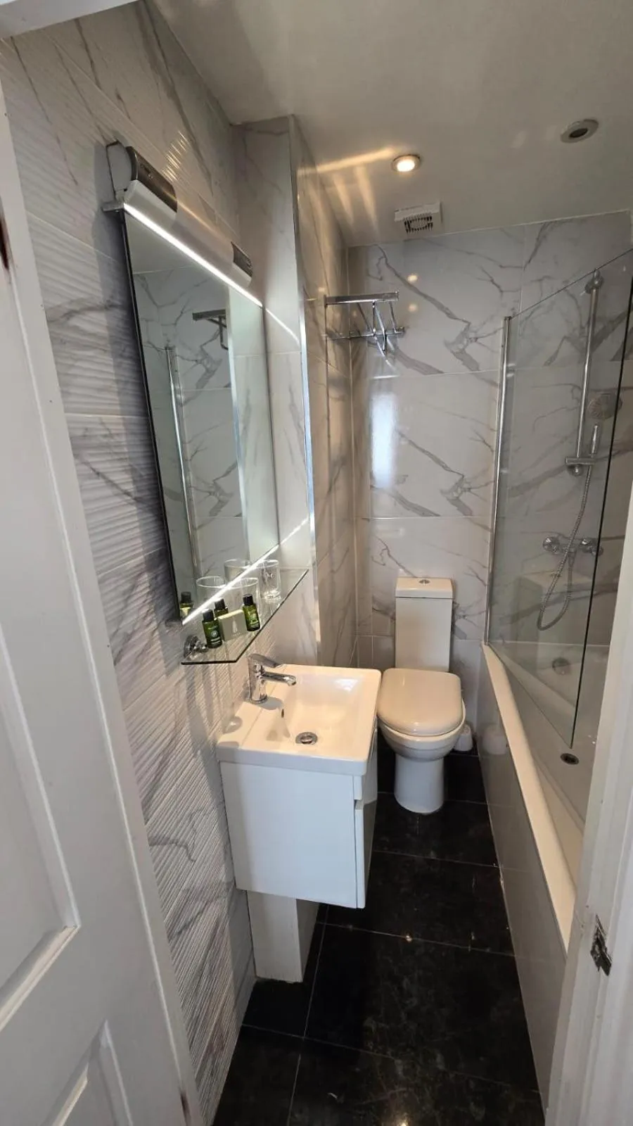 Shower in Admiral Hotel at Park Avenue