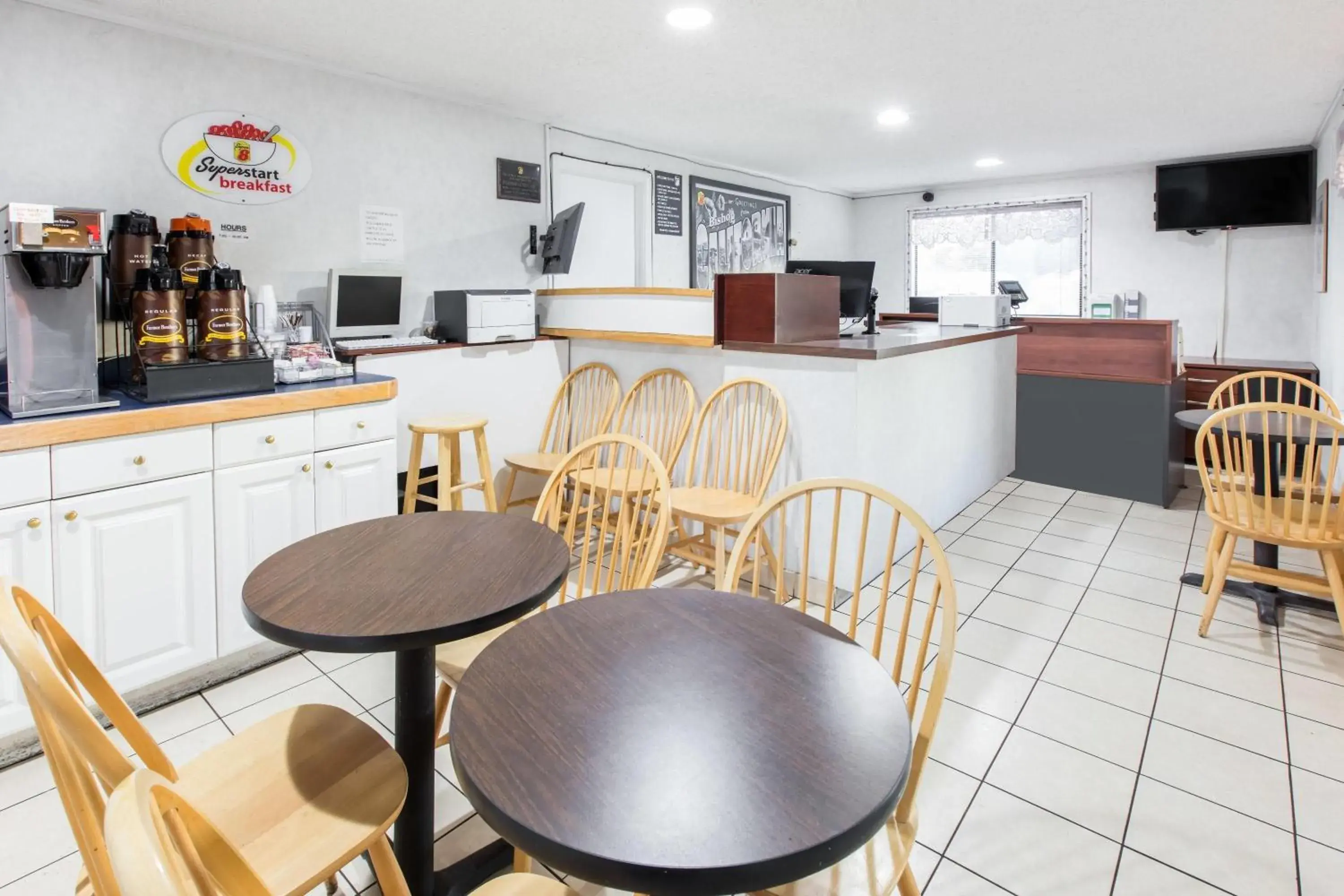 Lobby or reception in Super 8 by Wyndham Bishop Lobby or reception in Super 8 by Wyndham Bishop