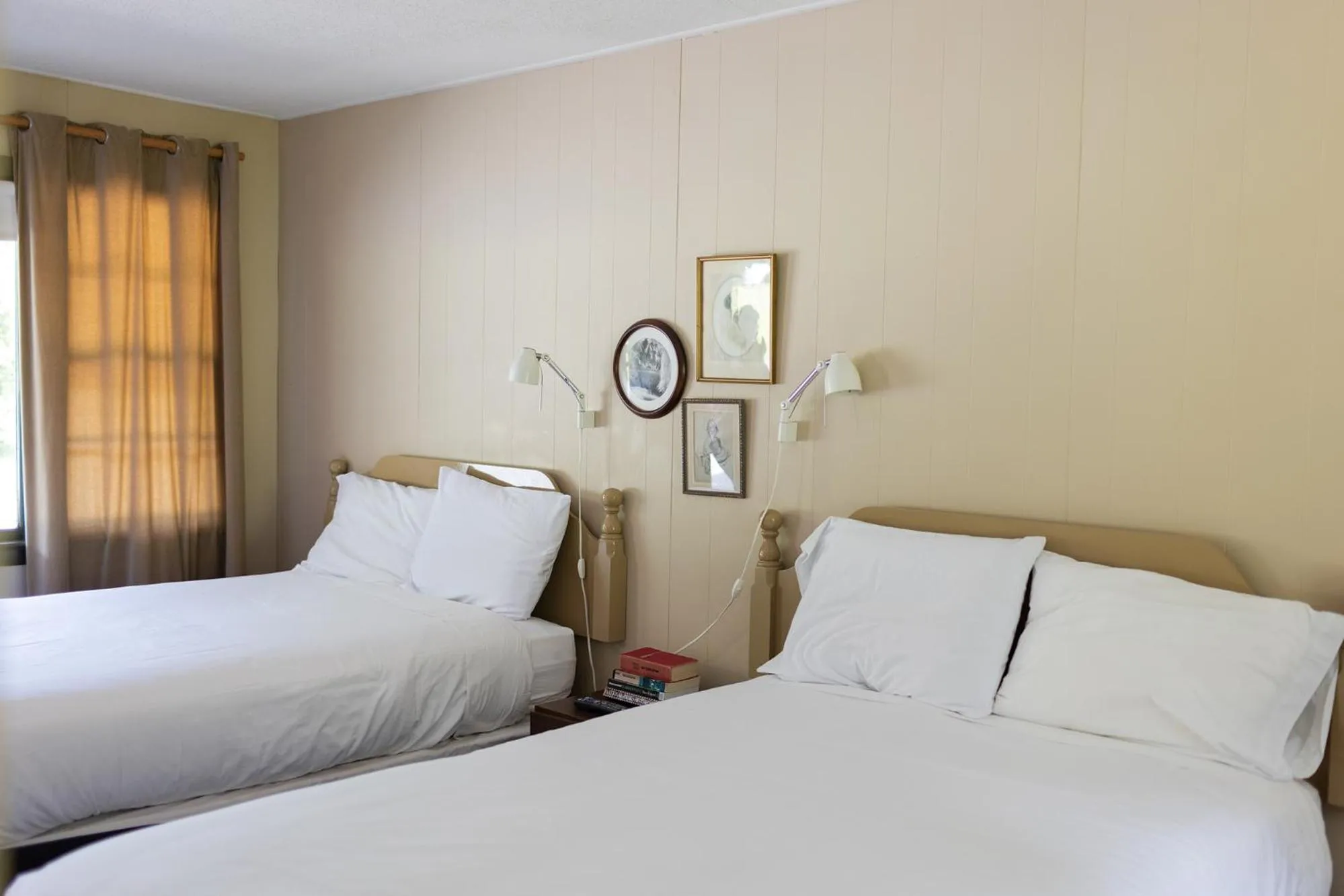 Bedroom, Bed in The Little Lion