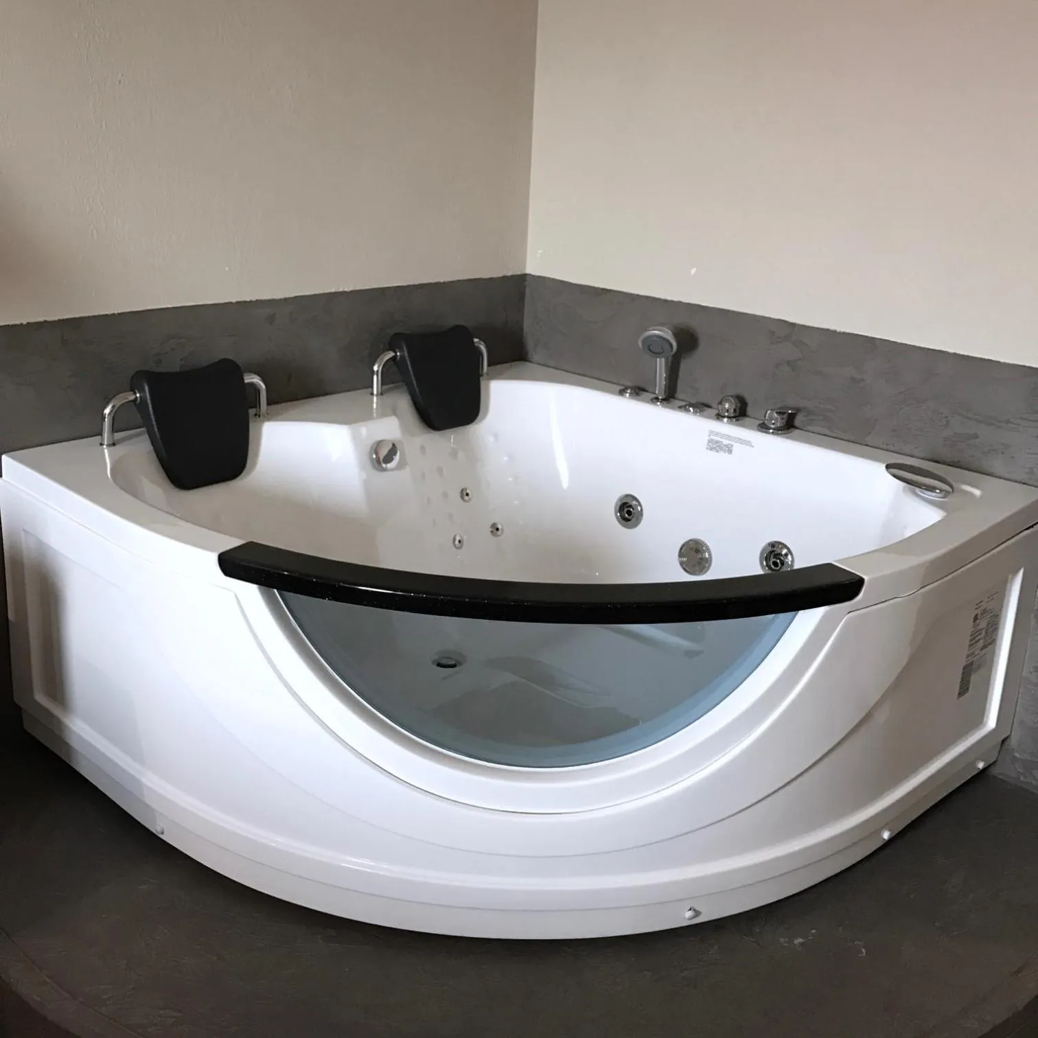 Hot Tub in Park West Inn