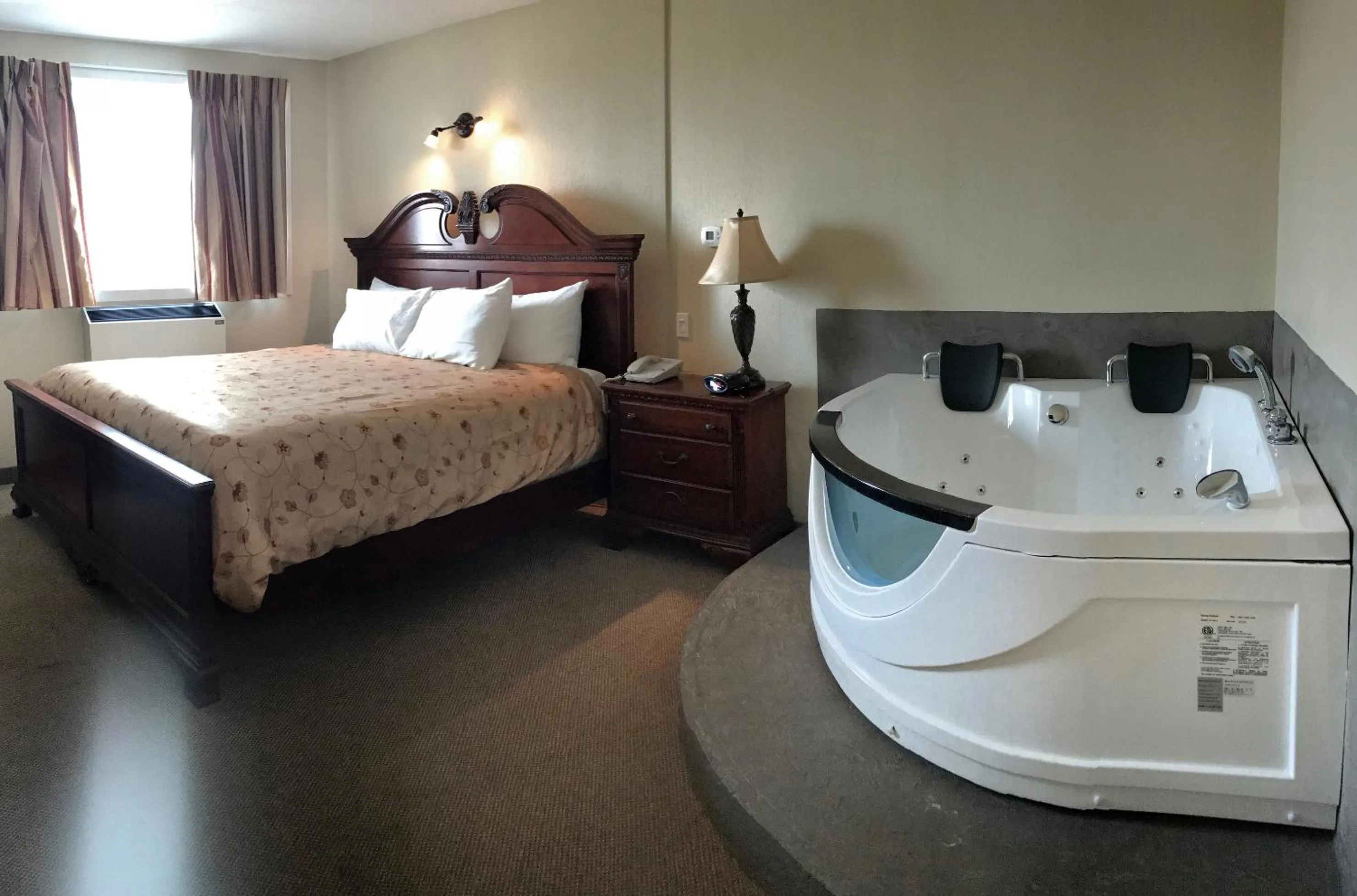 Hot Tub, Bed in Park West Inn