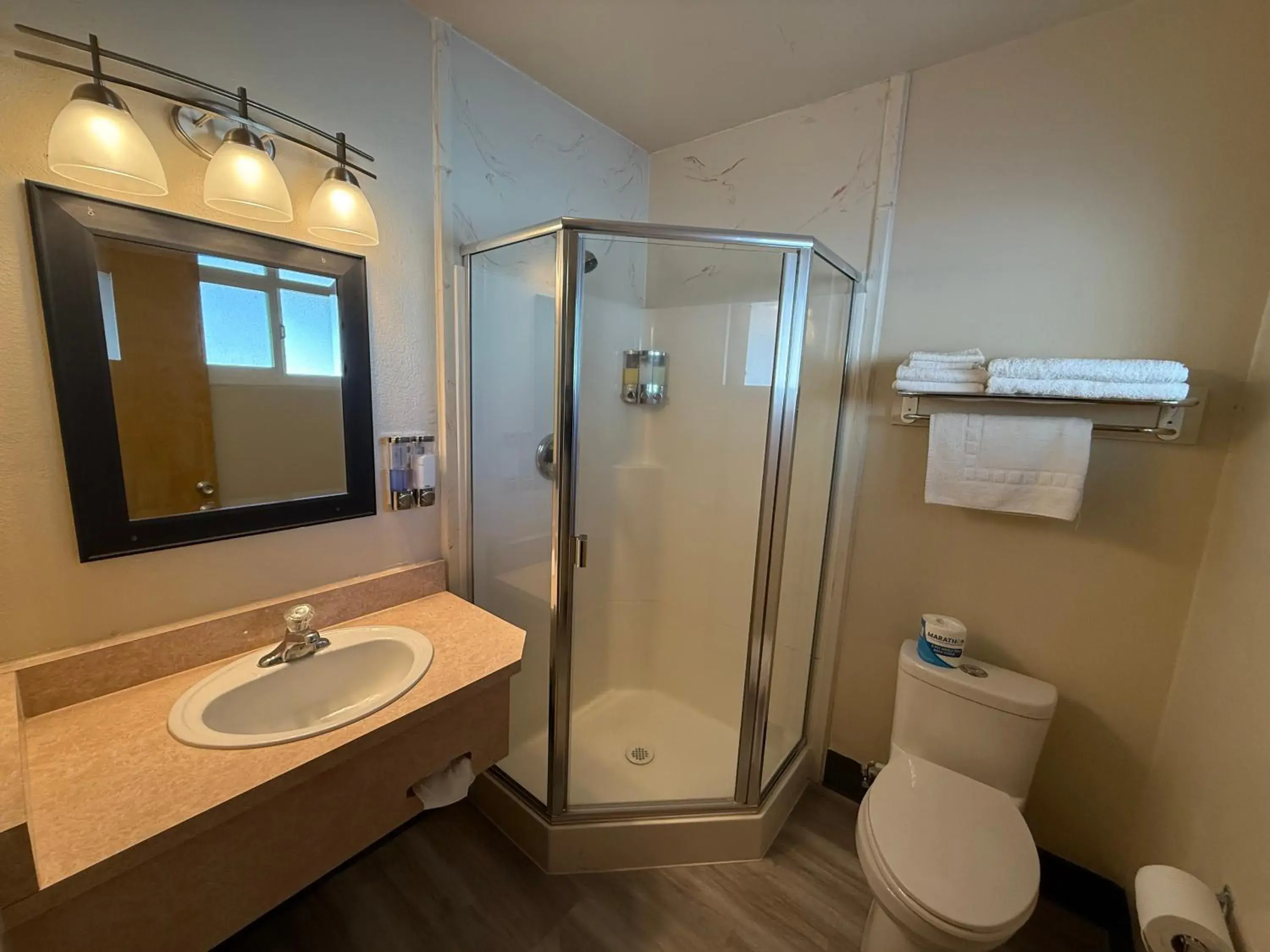 Deluxe Queen Room in A1 Choice Inn Deluxe Queen Room in A1 Choice Inn