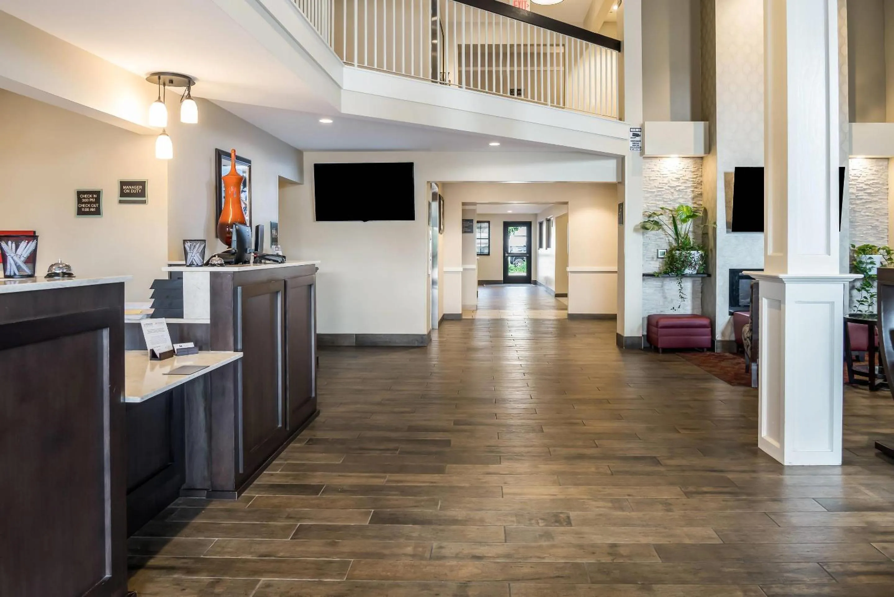 Lobby or reception in Country Inn & Suites by Radisson, Grandville-Grand Rapids West, MI