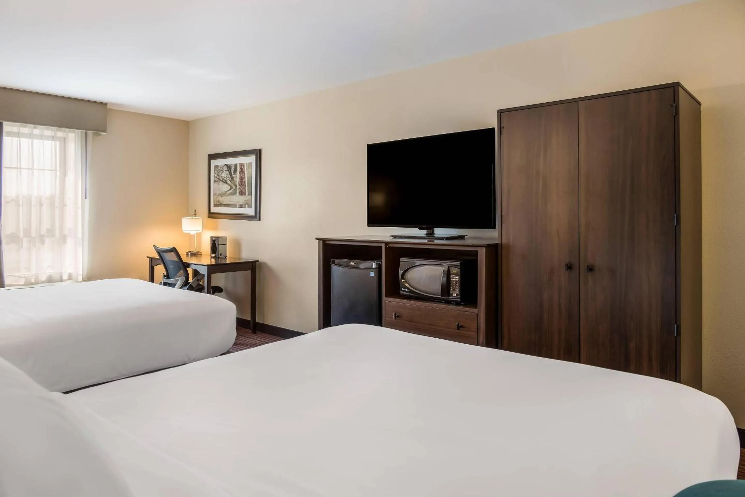 Bedroom in Country Inn & Suites by Radisson, Grandville-Grand Rapids West, MI