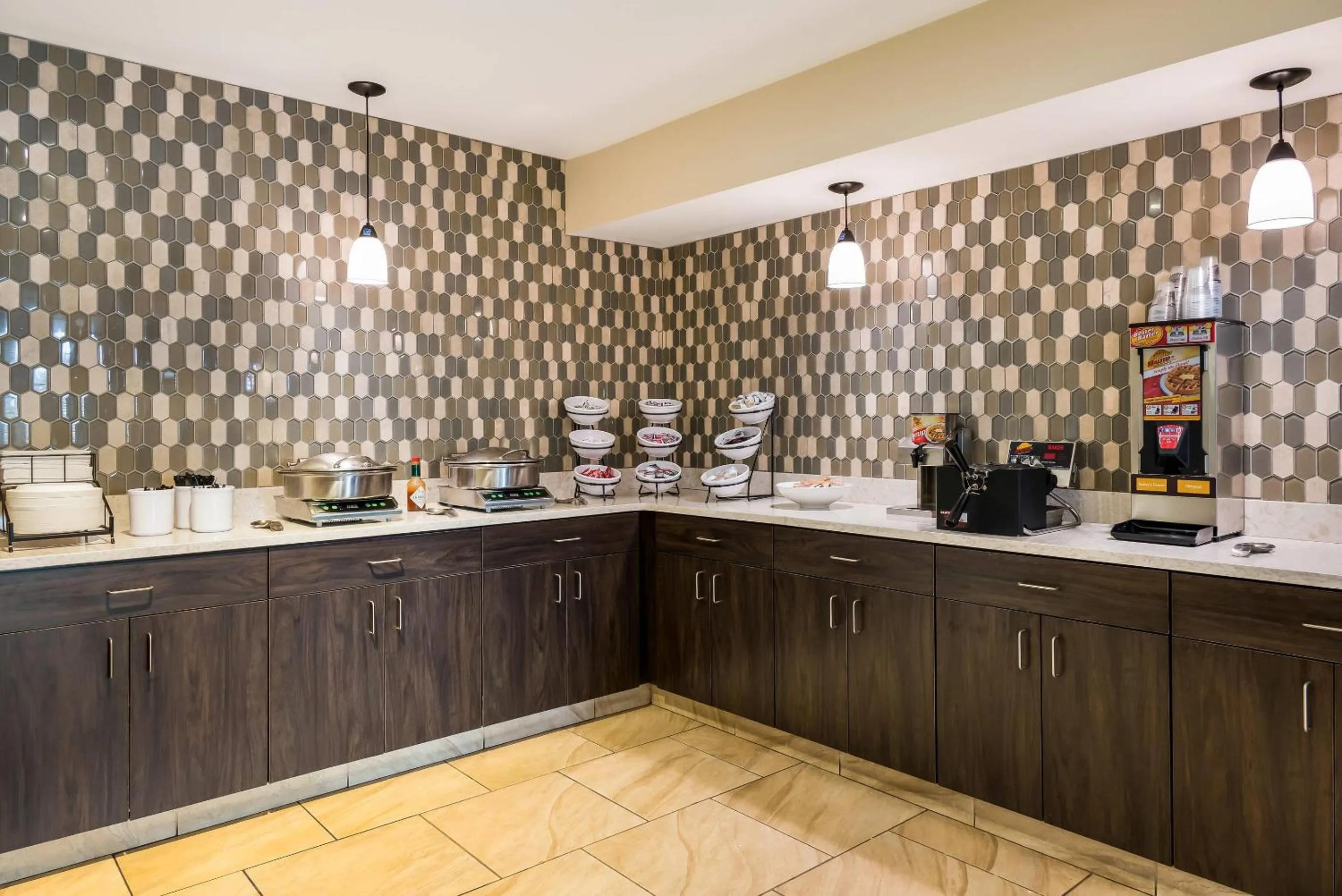 Breakfast in Country Inn & Suites by Radisson, Grandville-Grand Rapids West, MI