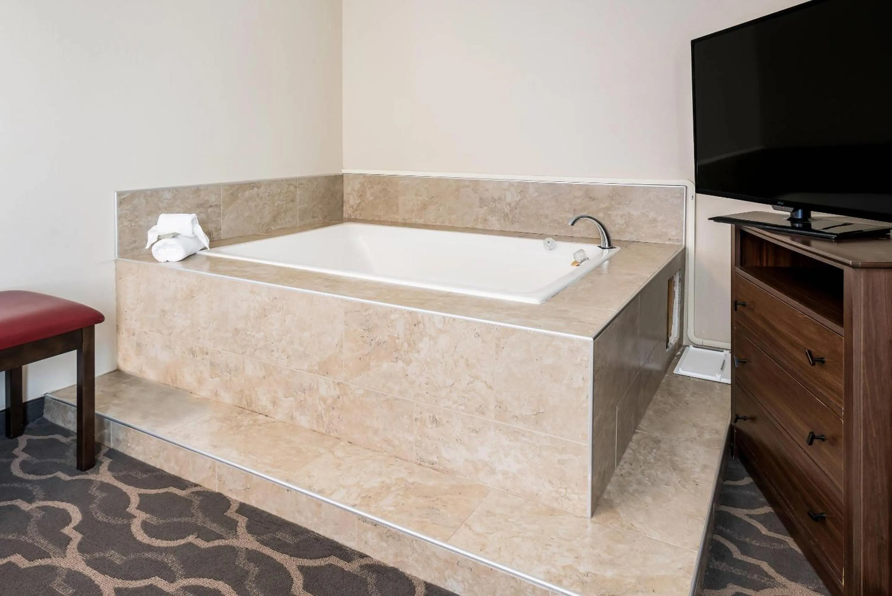 Bedroom in Country Inn & Suites by Radisson, Grandville-Grand Rapids West, MI