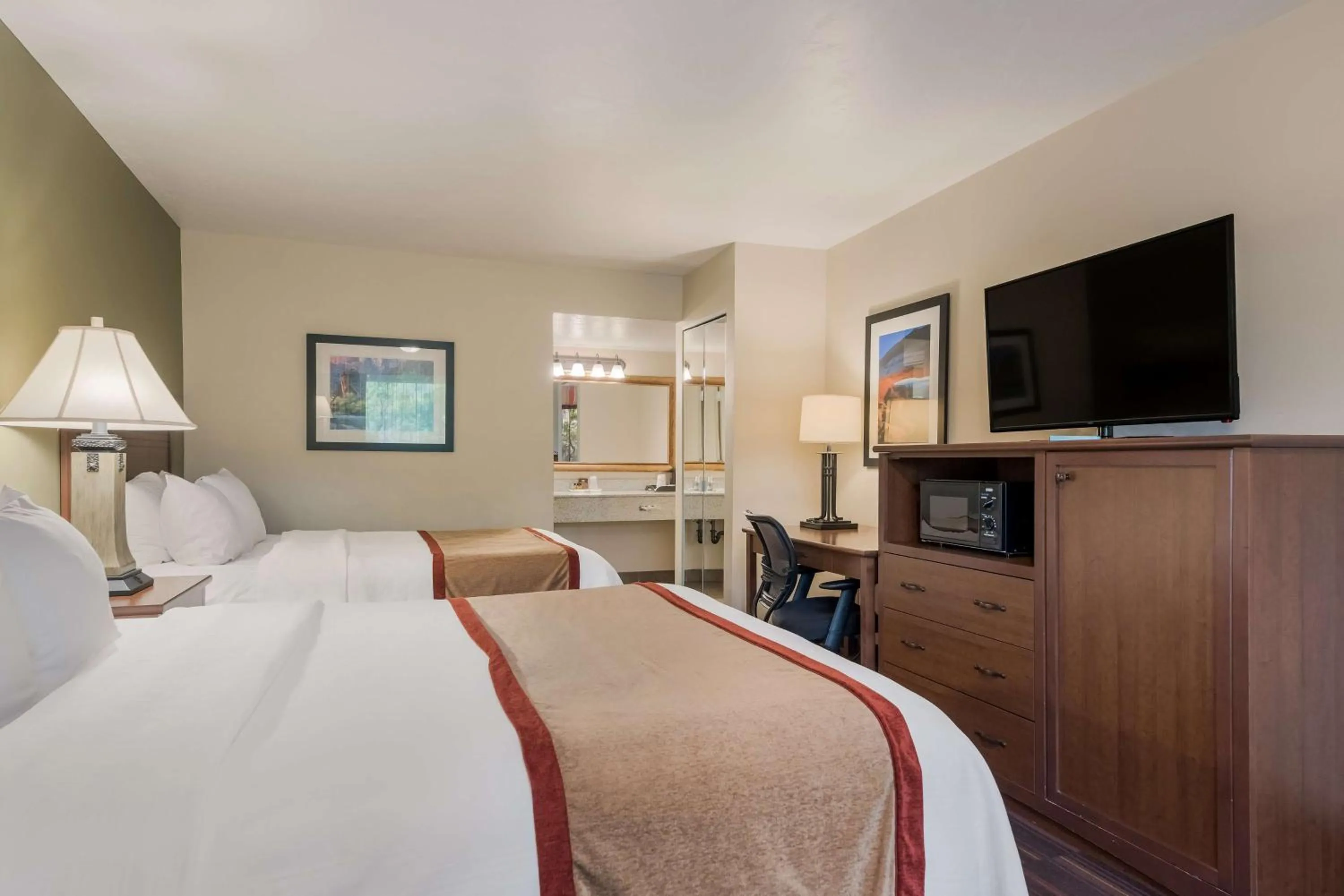 Bedroom in Best Western Town and Country Inn