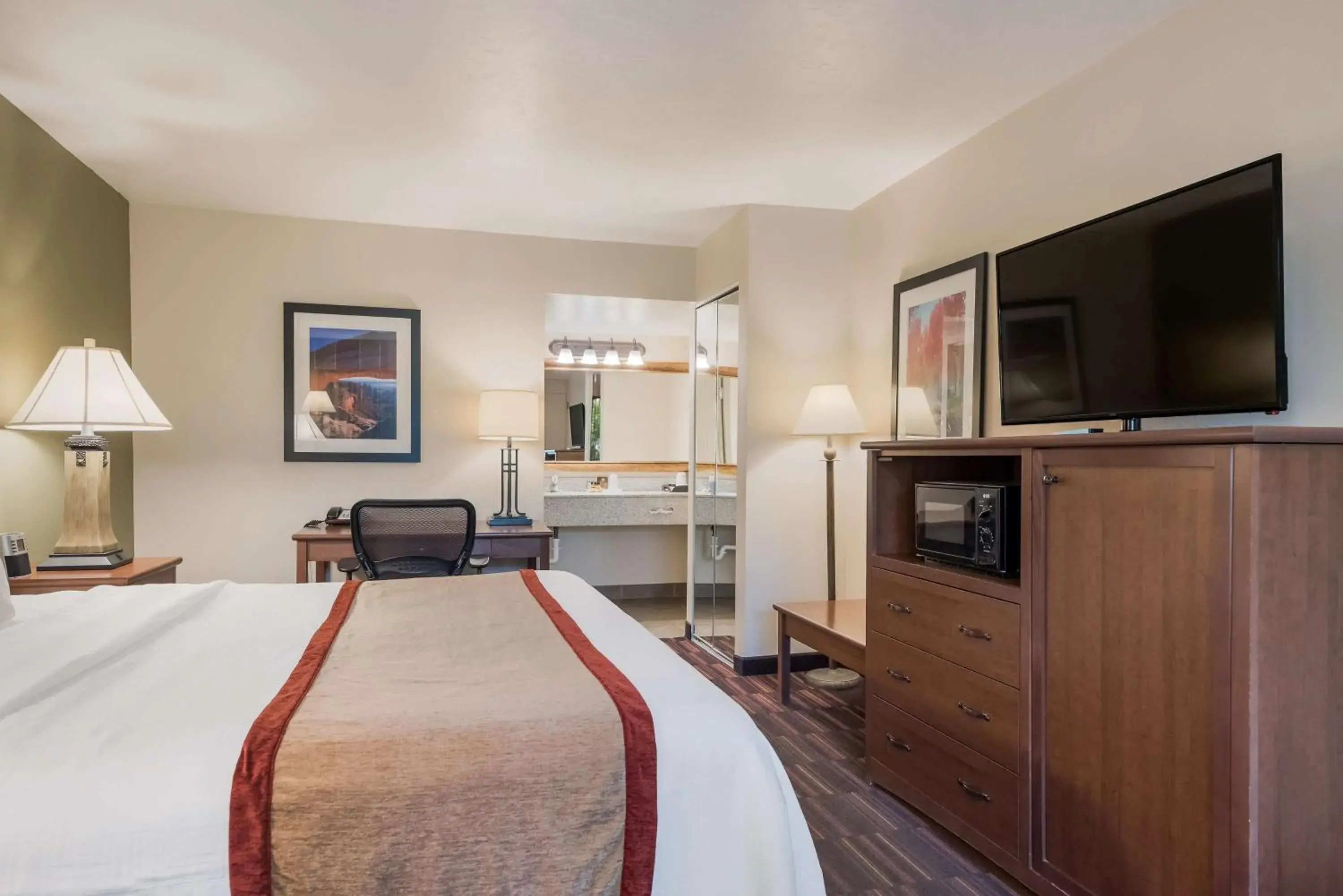 Bedroom in Best Western Town and Country Inn Bedroom in Best Western Town and Country Inn