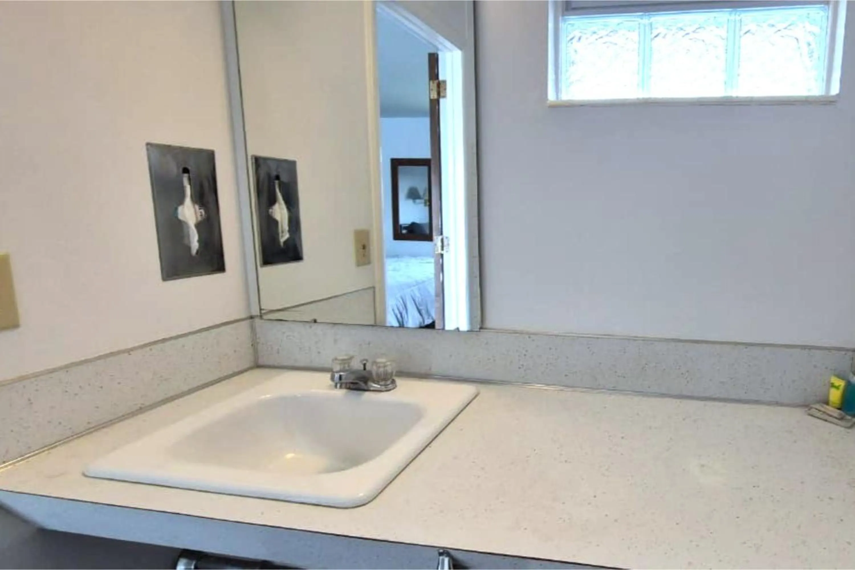 Bathroom in Capital O Swan Inn Comstock Park