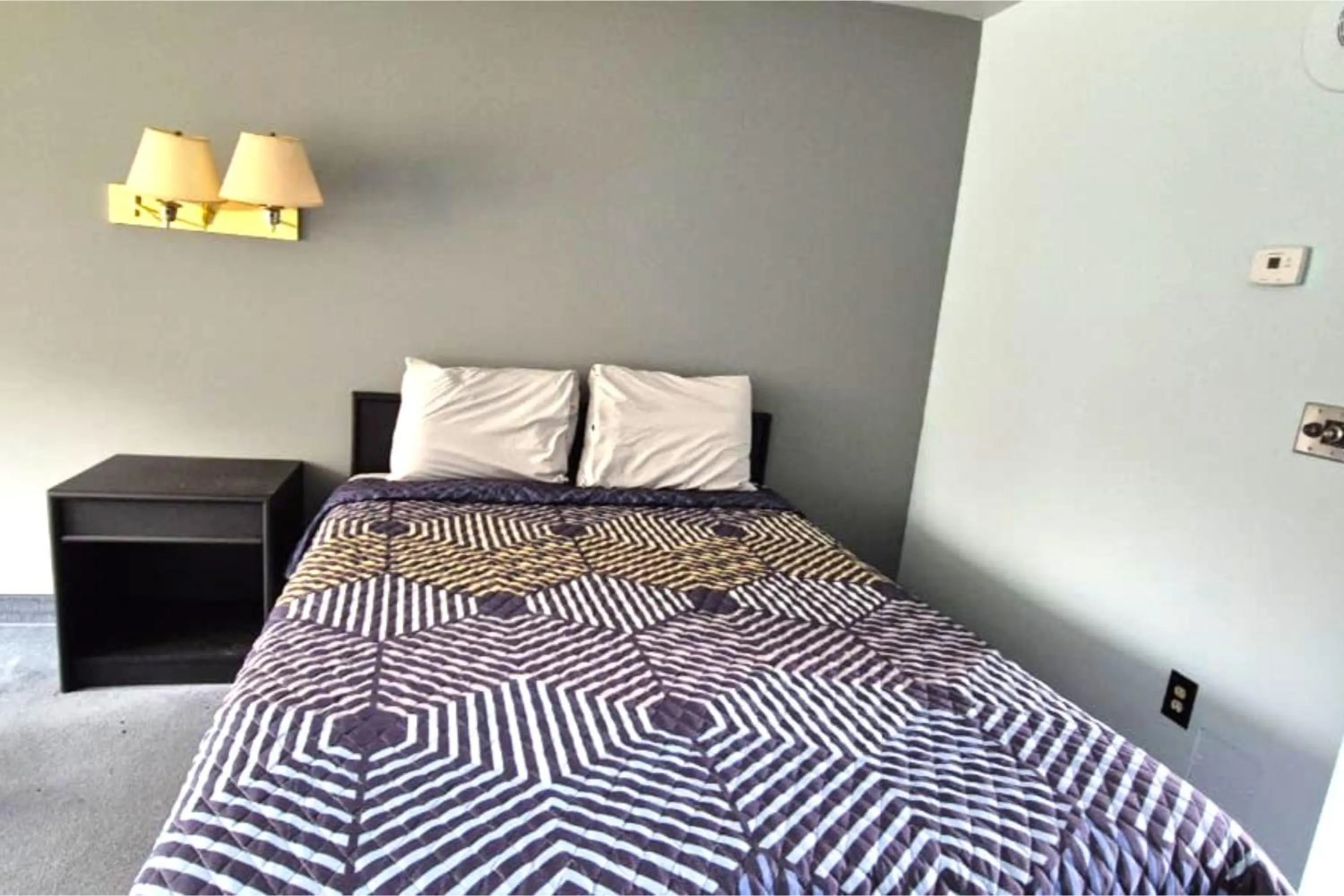 Bedroom, Bed in Capital O Swan Inn Comstock Park