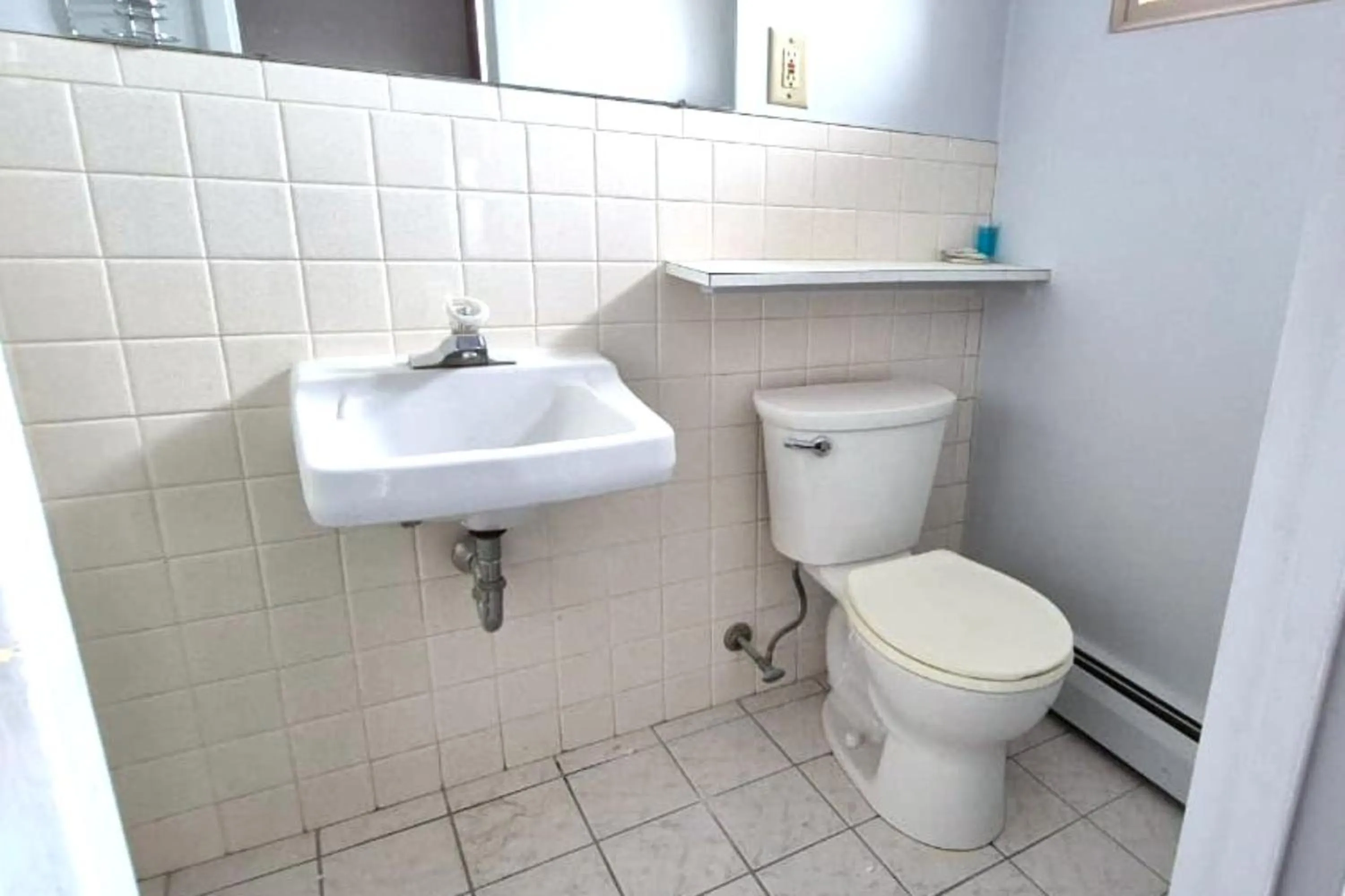 Bathroom in Capital O Swan Inn Comstock Park