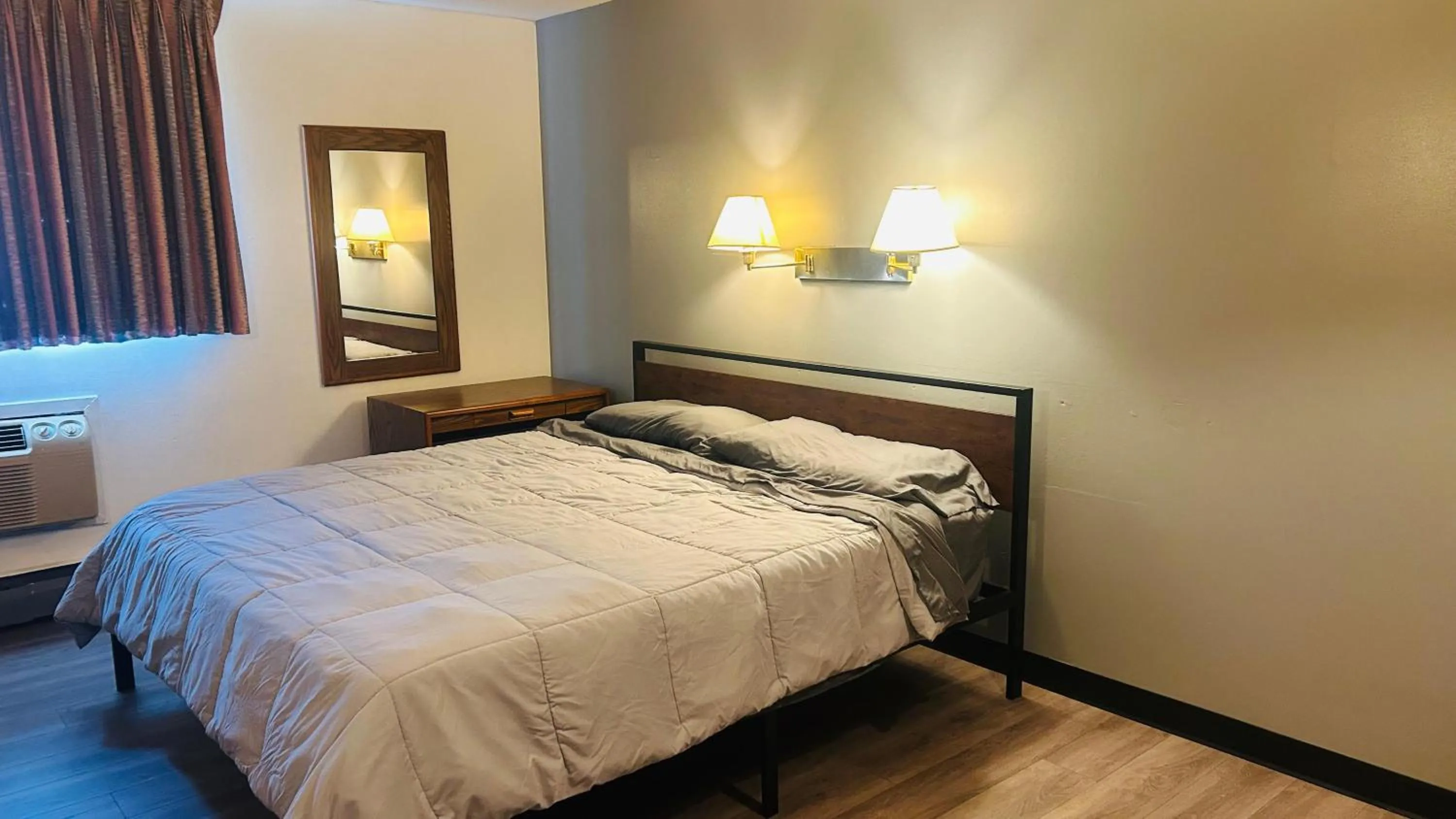 Bedroom, Bed in Capital O Swan Inn Comstock Park