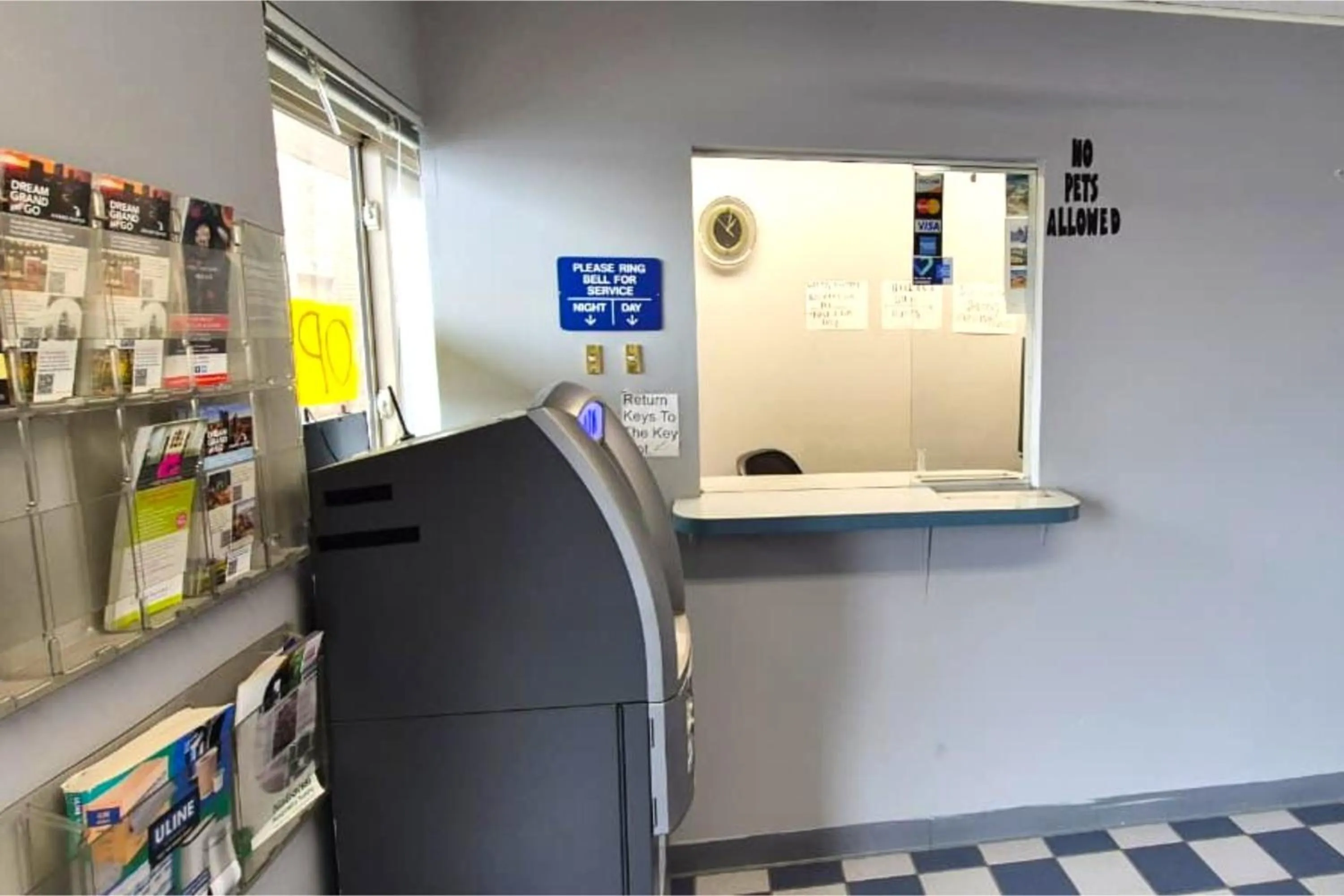 Lobby or reception in Capital O Swan Inn Comstock Park
