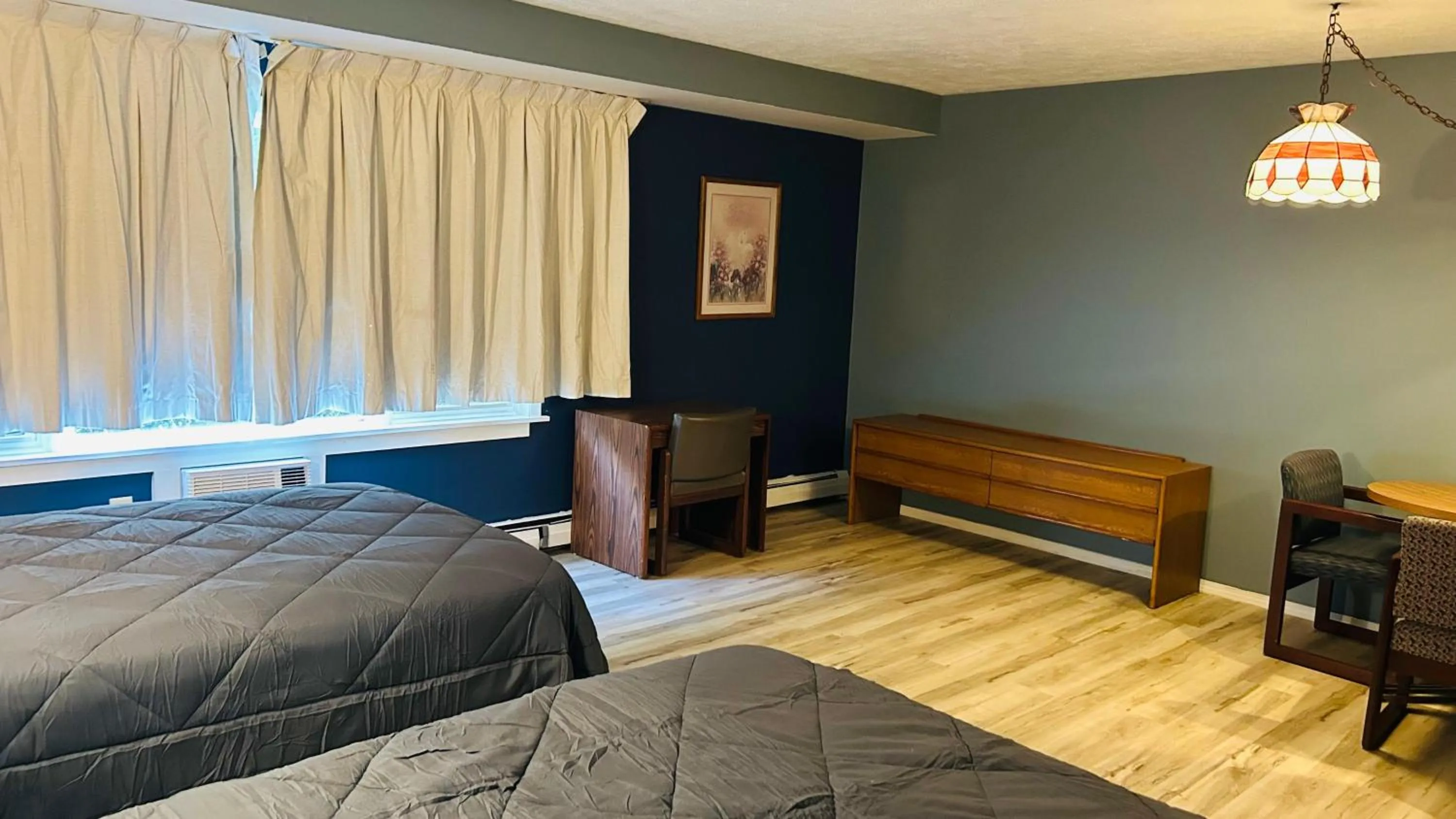 Bedroom, Bed in Capital O Swan Inn Comstock Park