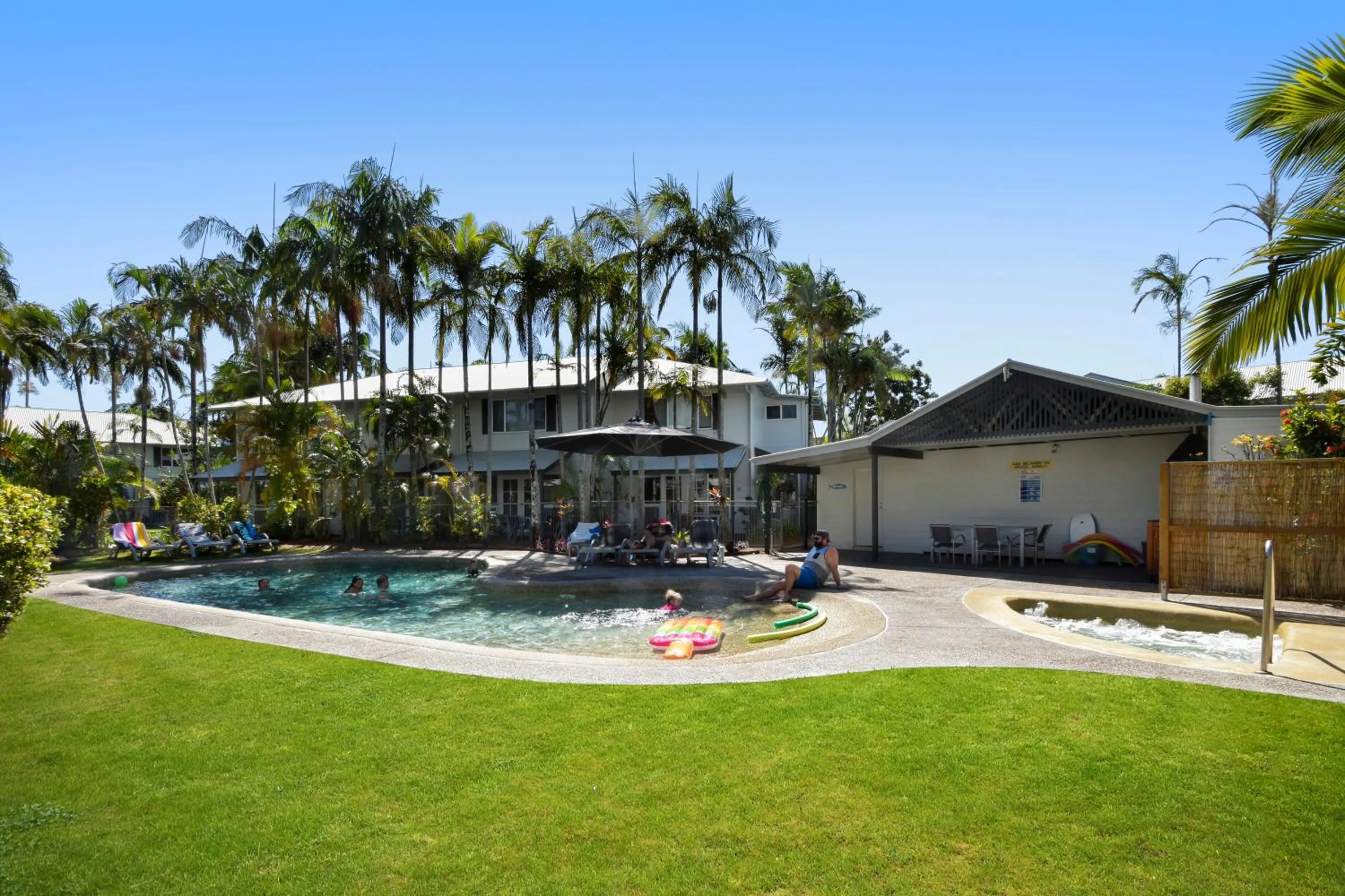 BBQ facilities in Coco Bay Resort