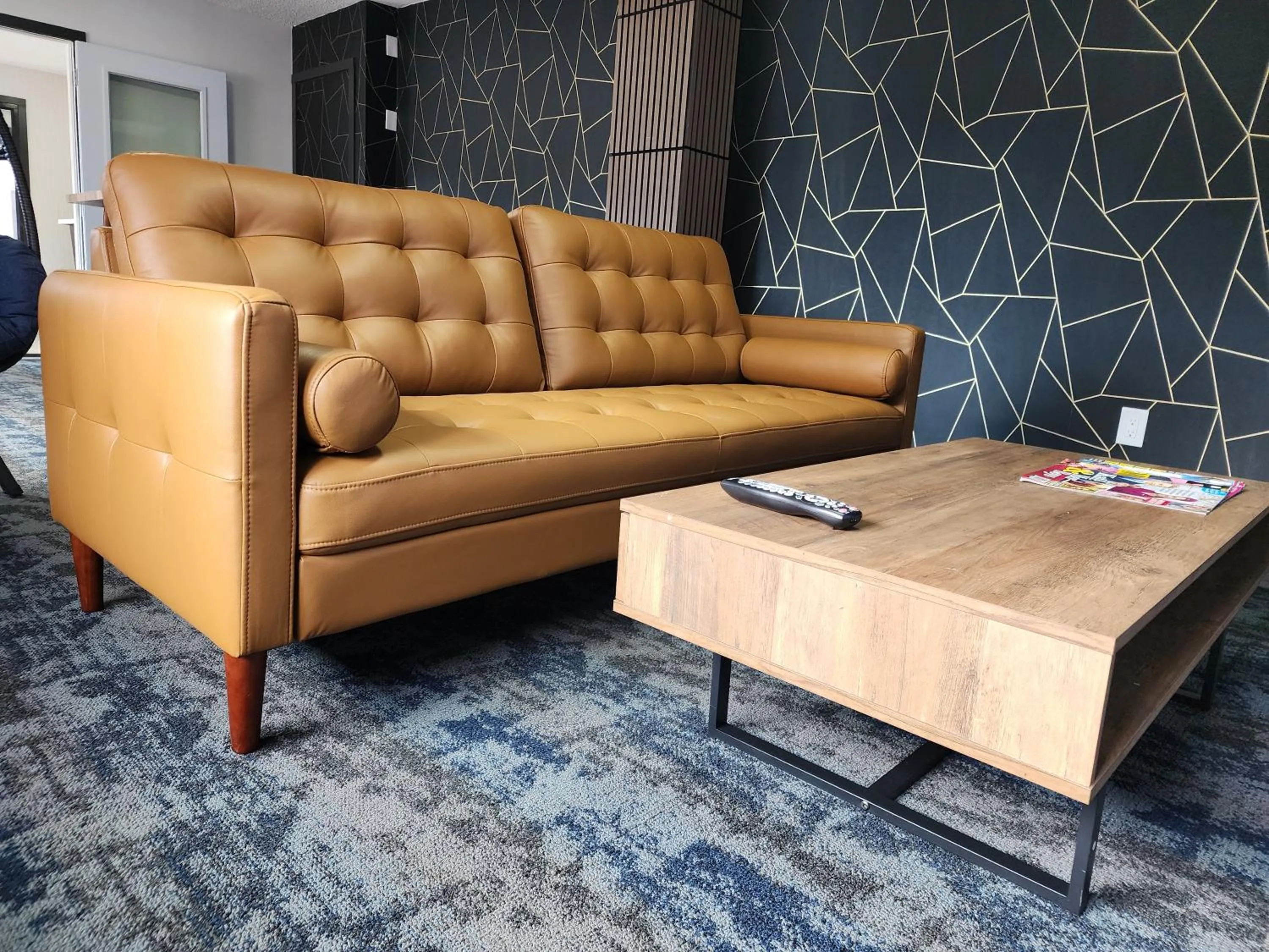 Communal lounge/ TV room in Inn The Mountains