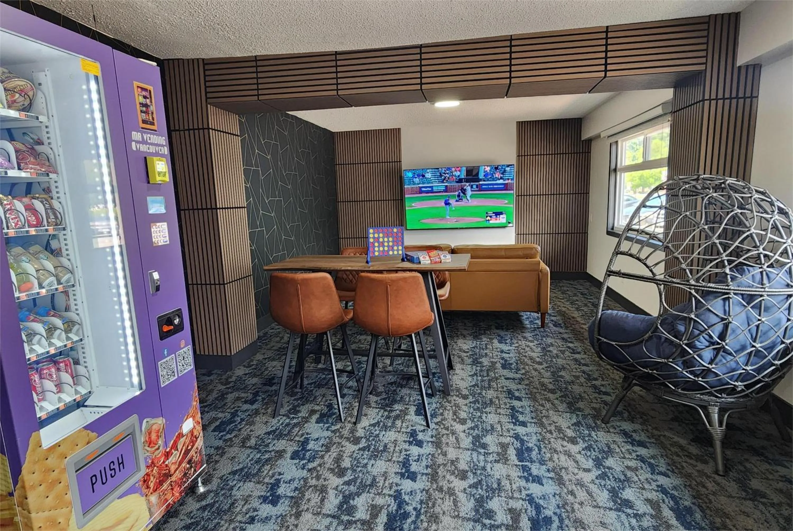 Communal lounge/ TV room in Inn The Mountains