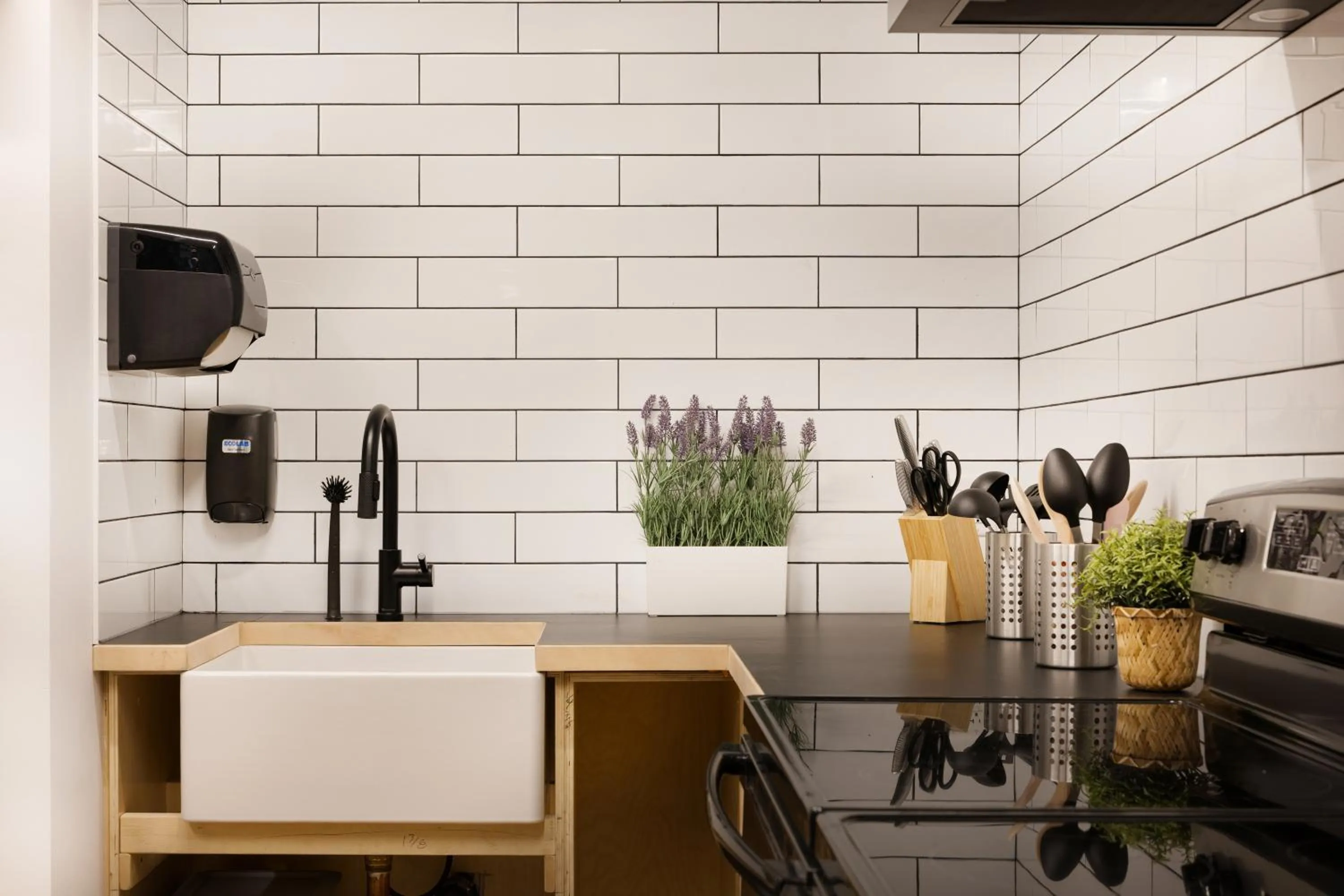 Communal kitchen in Samesun Vancouver