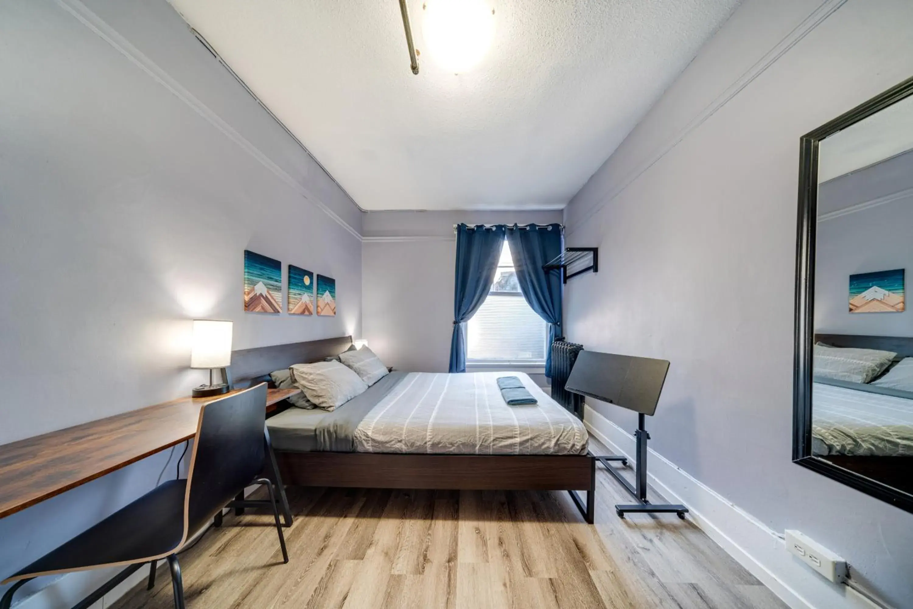 Photo of the whole room, Bed in Samesun Vancouver