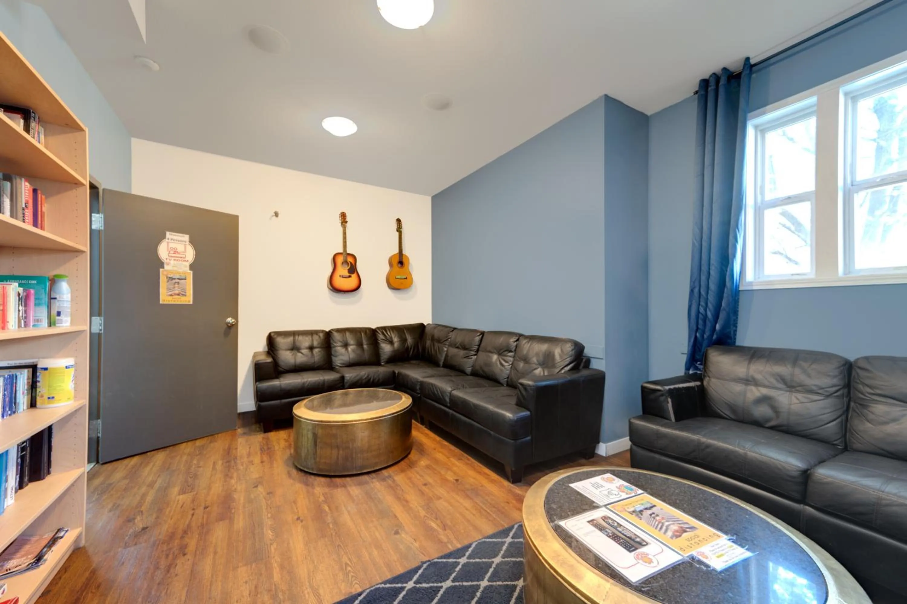 Communal lounge/ TV room in HI Kelowna Hostel