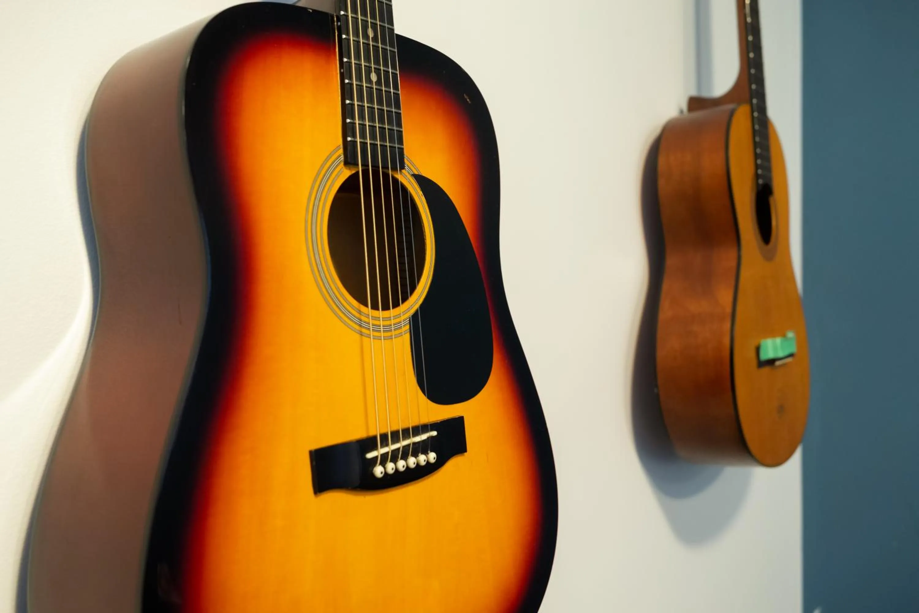 Communal lounge/ TV room in HI Kelowna Hostel