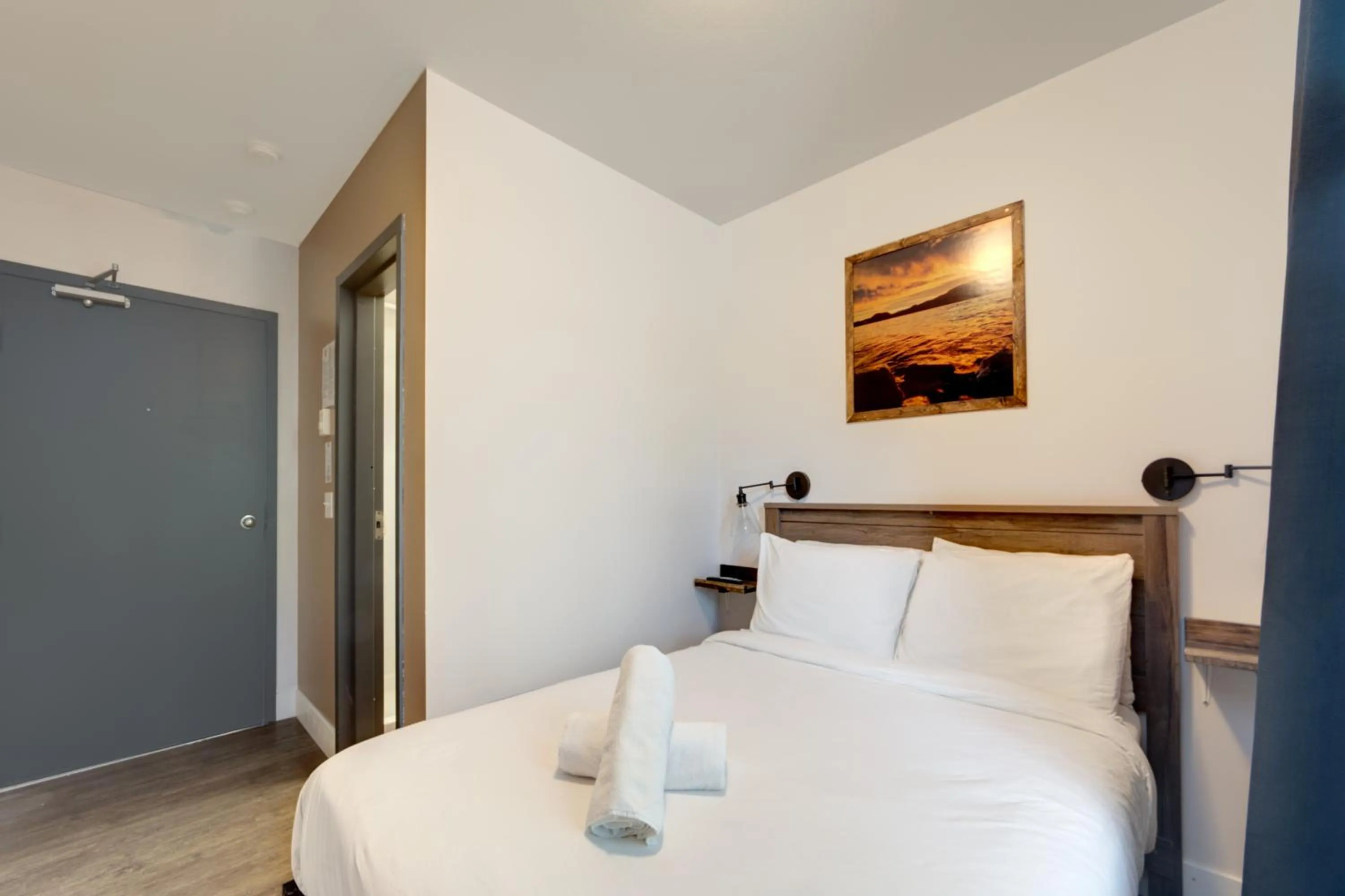 Shower, Bed in HI Kelowna Hostel