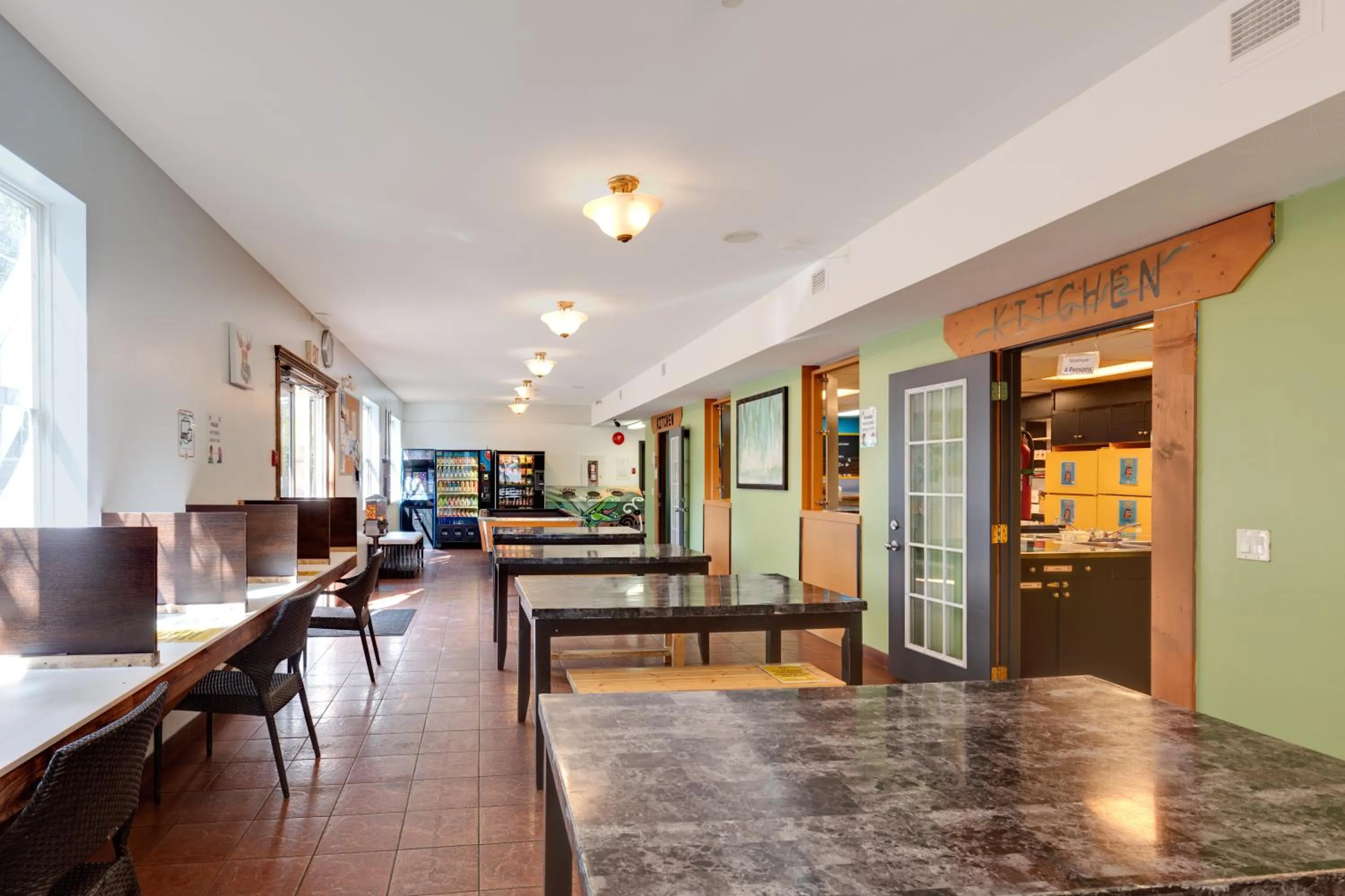 Communal lounge/ TV room in HI Kelowna Hostel