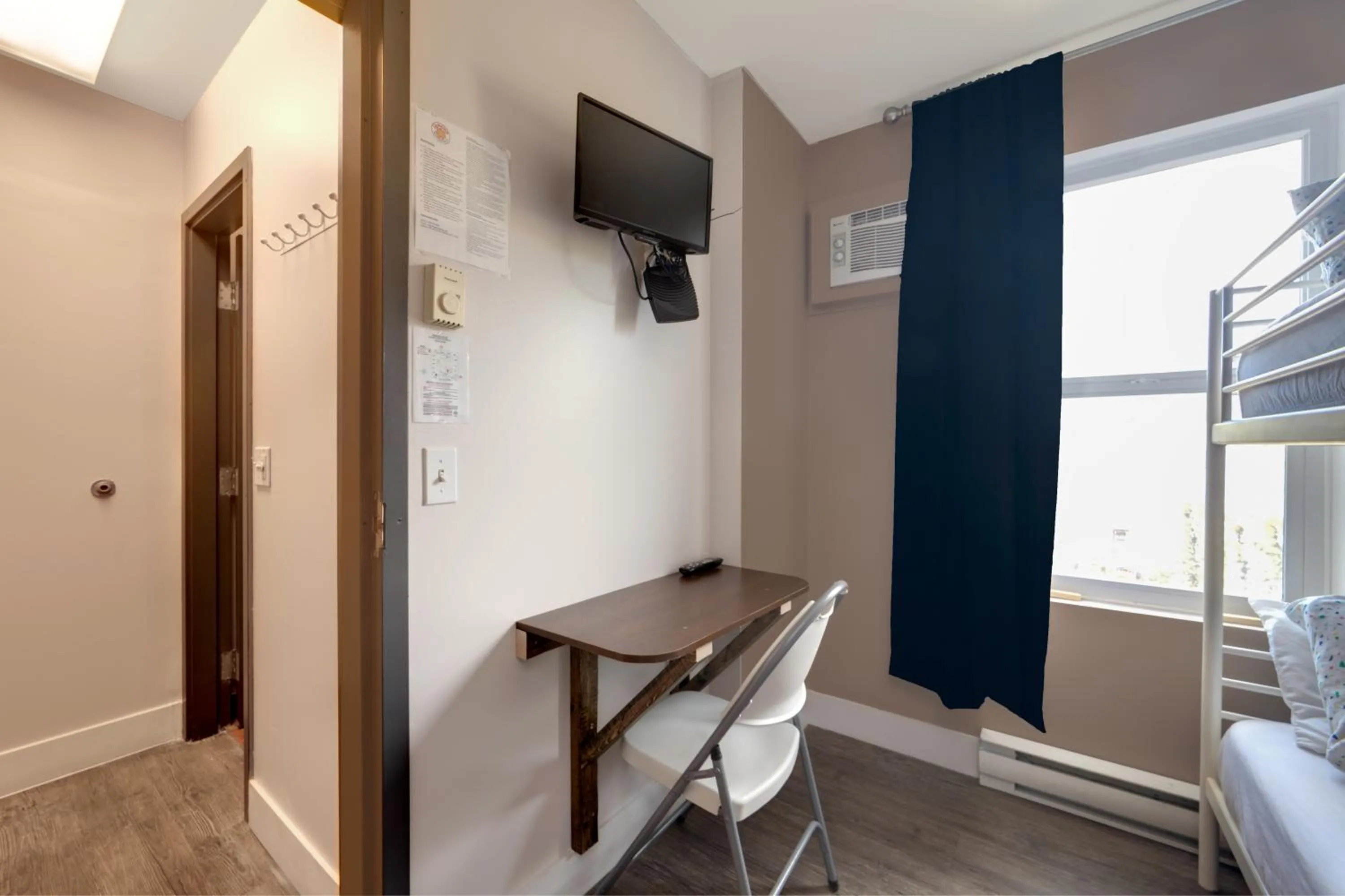 Bedroom, Bed in HI Kelowna Hostel