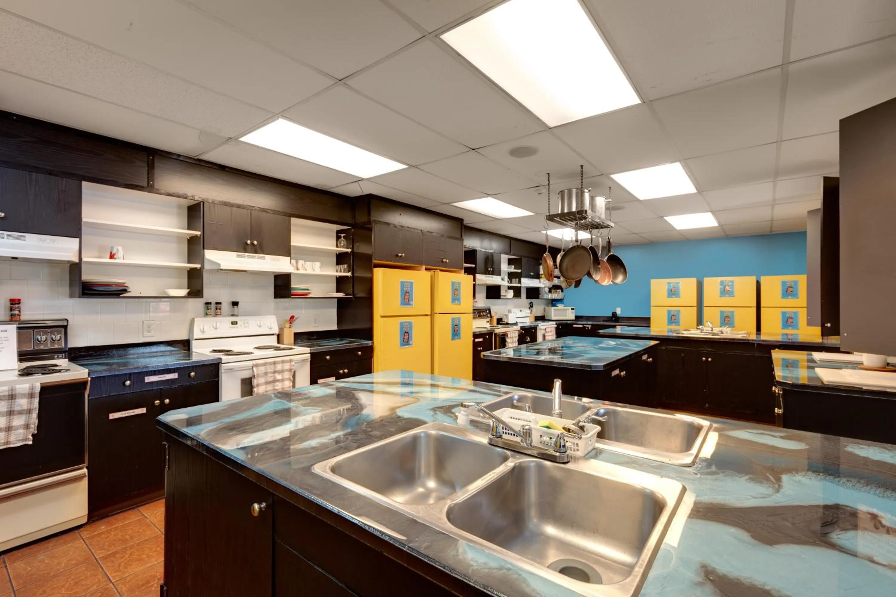 Communal kitchen in HI Kelowna Hostel