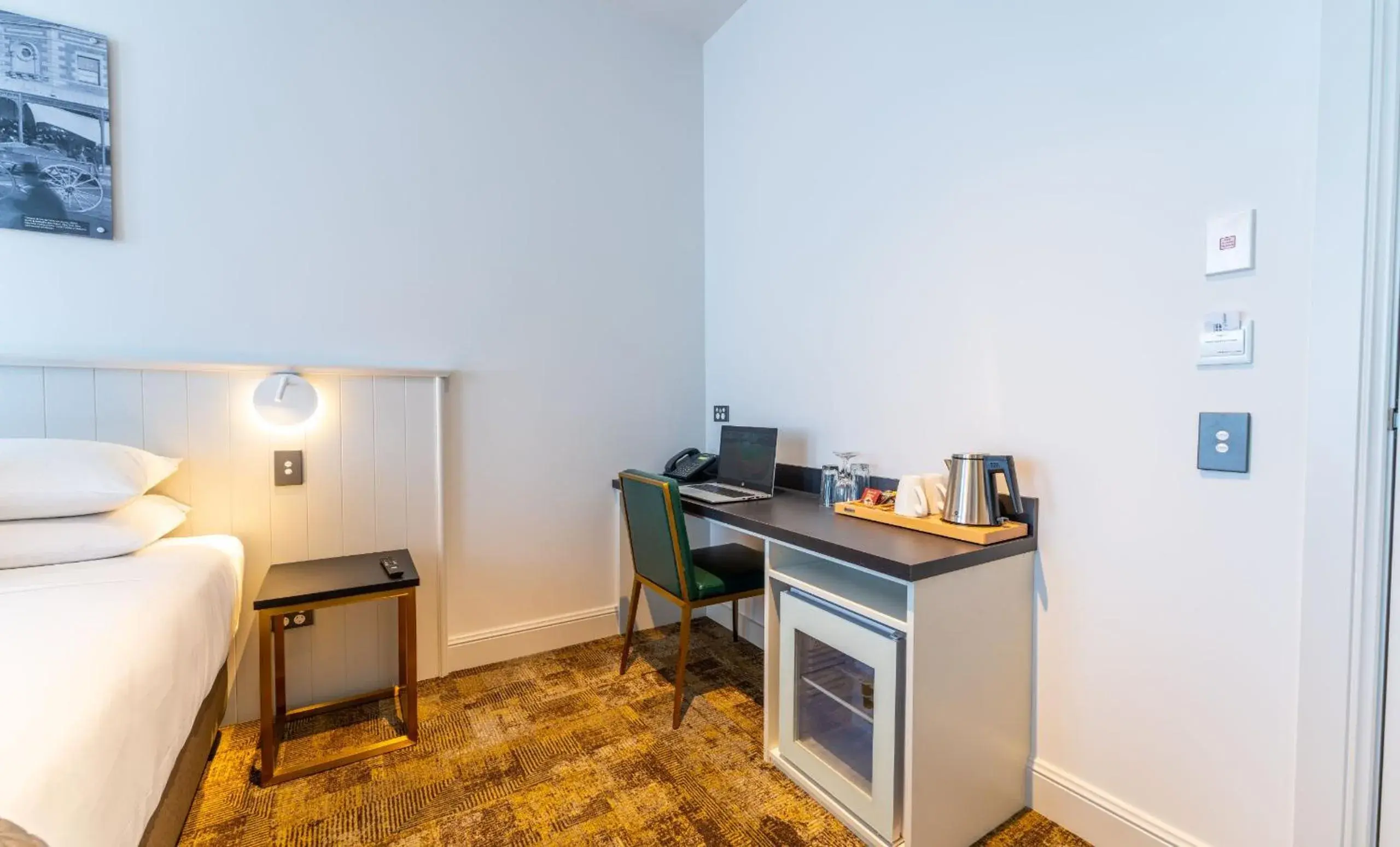 Coffee/tea facilities, Bed in The Grosvenor Hotel Coffee/tea facilities, Bed in The Grosvenor Hotel