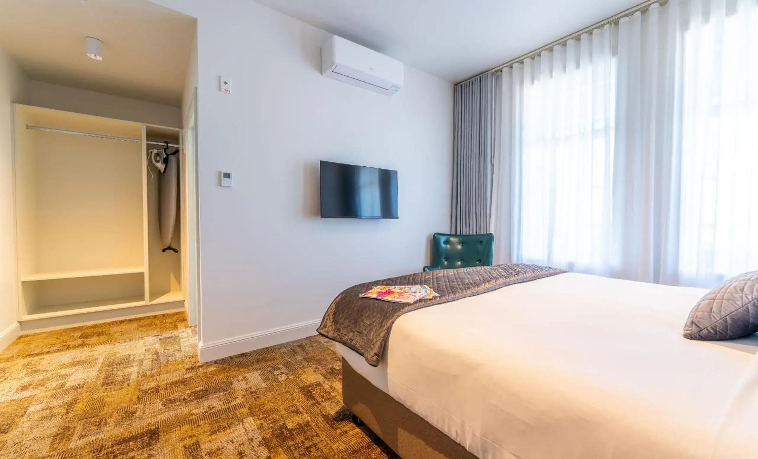 TV and multimedia, Bed in The Grosvenor Hotel TV and multimedia, Bed in The Grosvenor Hotel